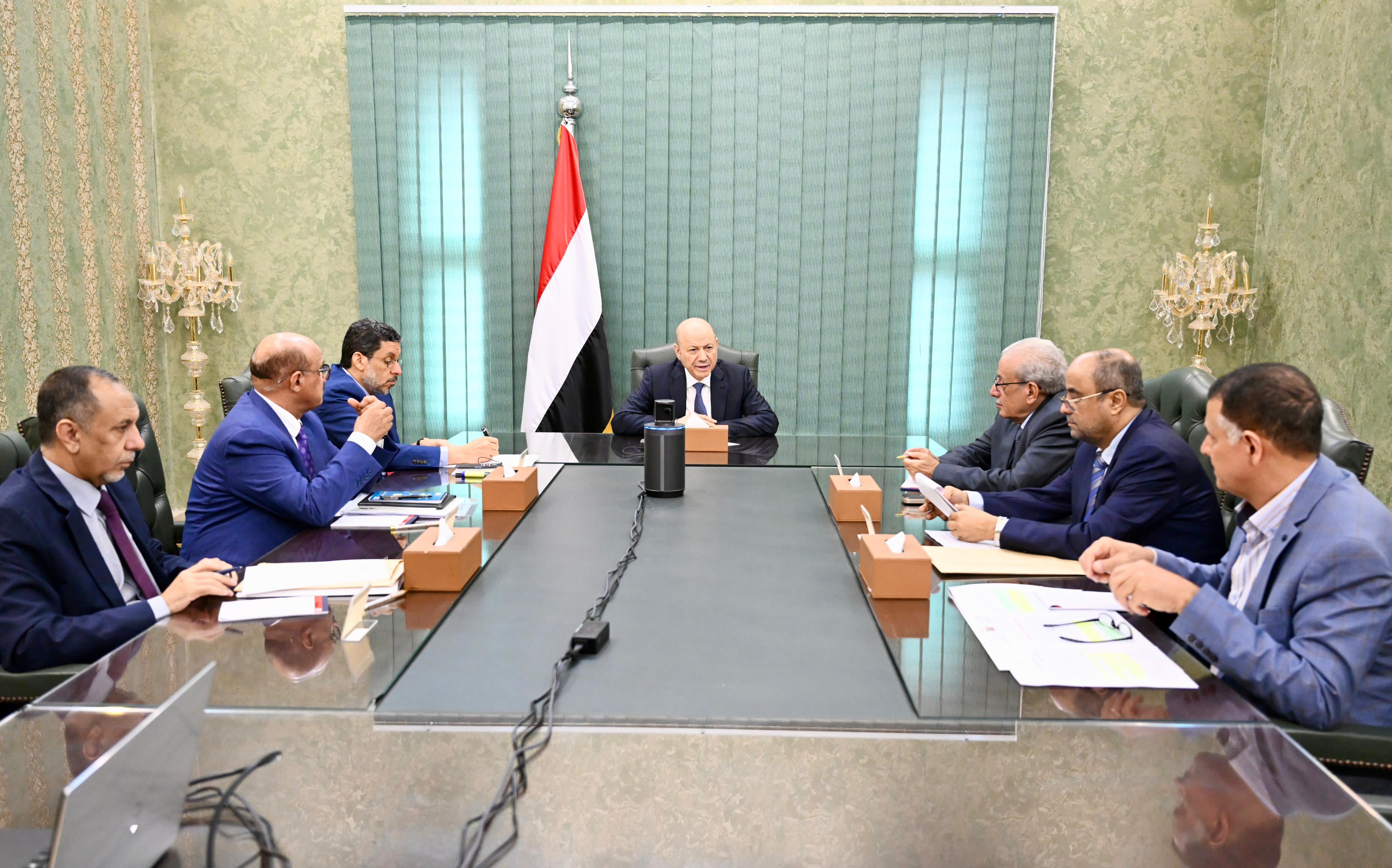President Al-Alimi meets with Prime Minister, Governor of the Central Bank, and ministers and officials concerned with economic affairs