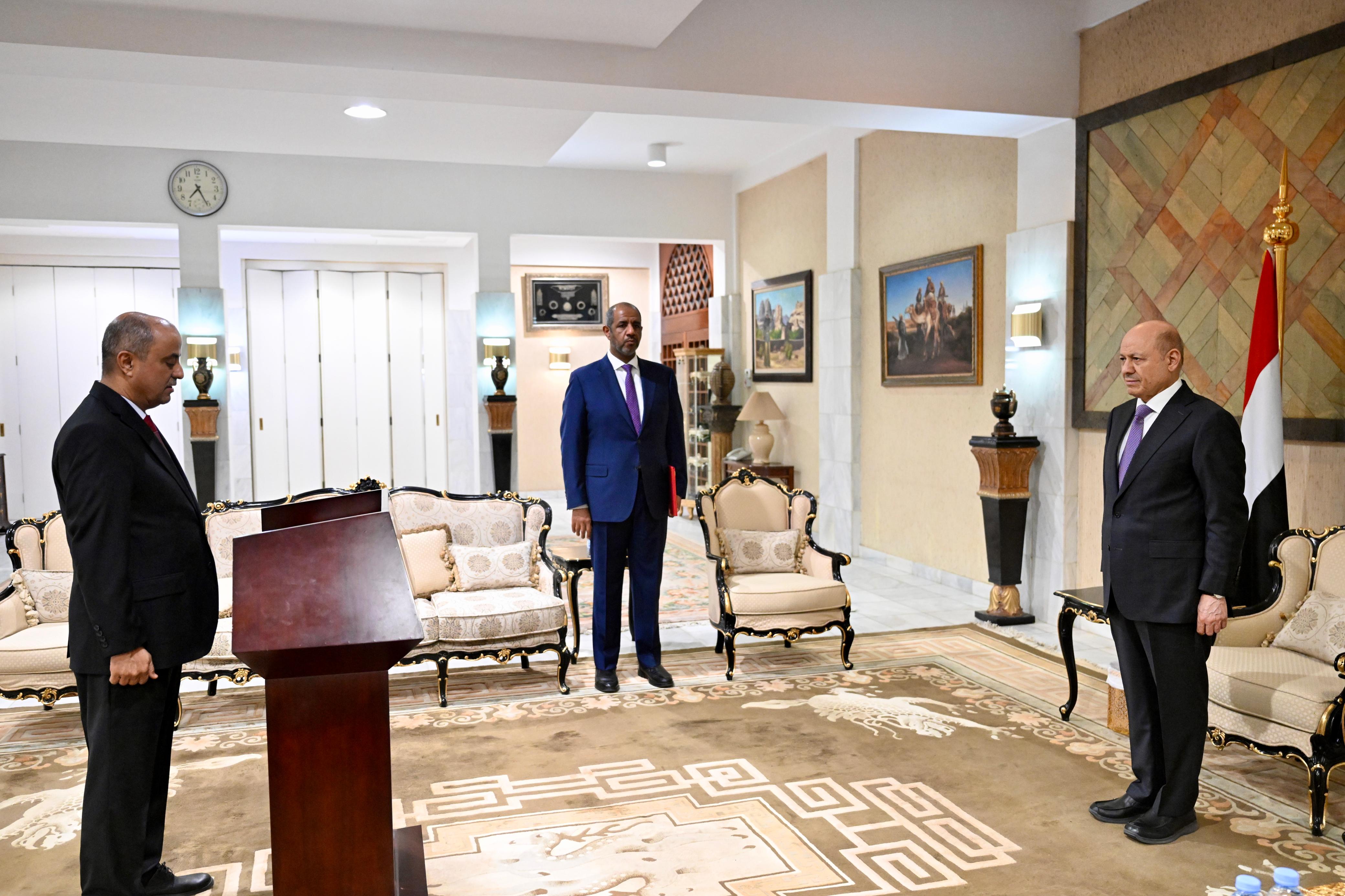 Prime Minister Takes Oath of Office Before President Al-Alimi
