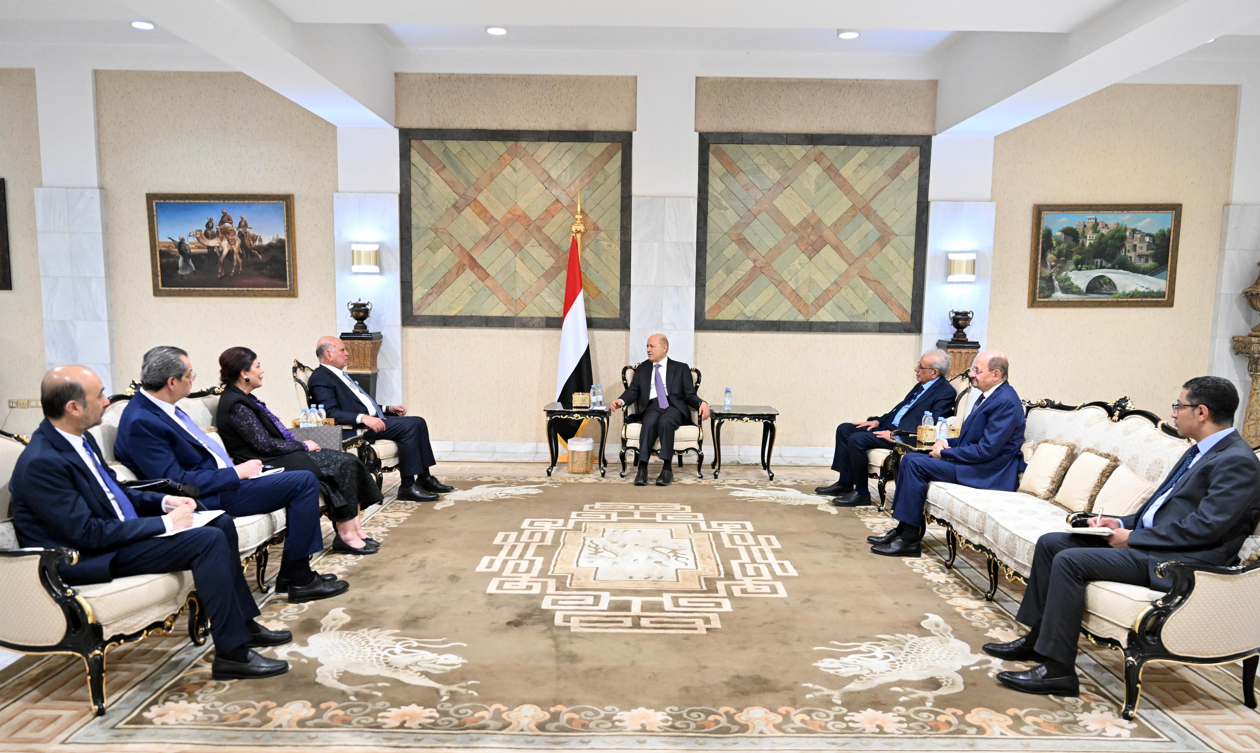 President Al-Alimi Receives Invitation from Iraqi President to Attend Arab and Economic Summits