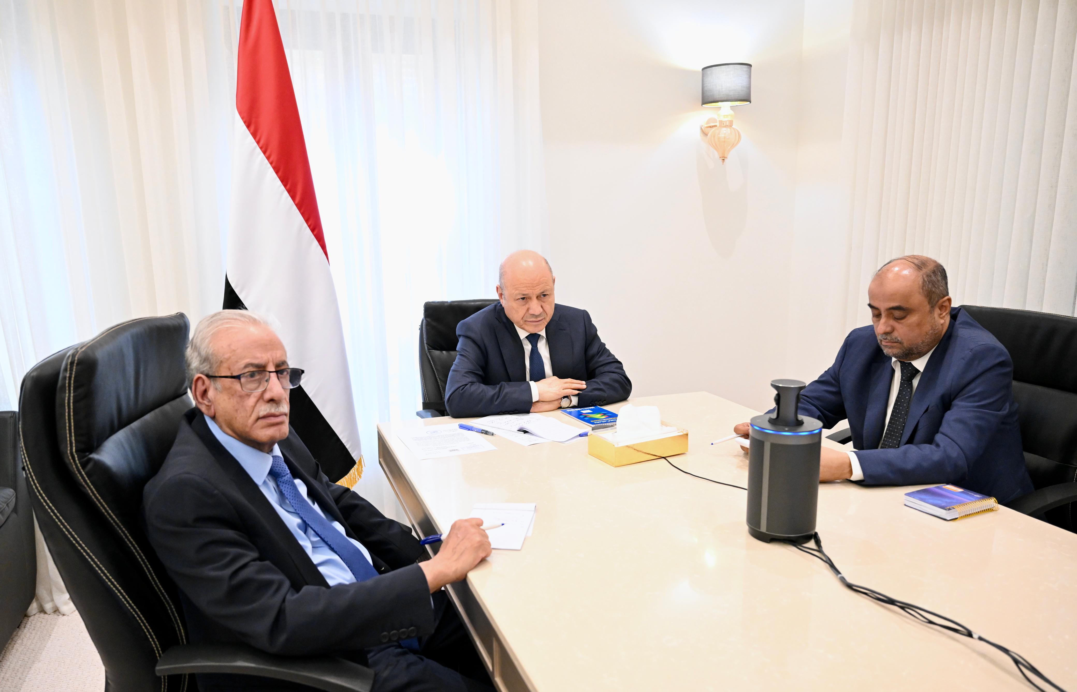 President Al-Alimi Holds Meeting with Prime Minister and Economic and Service Officials