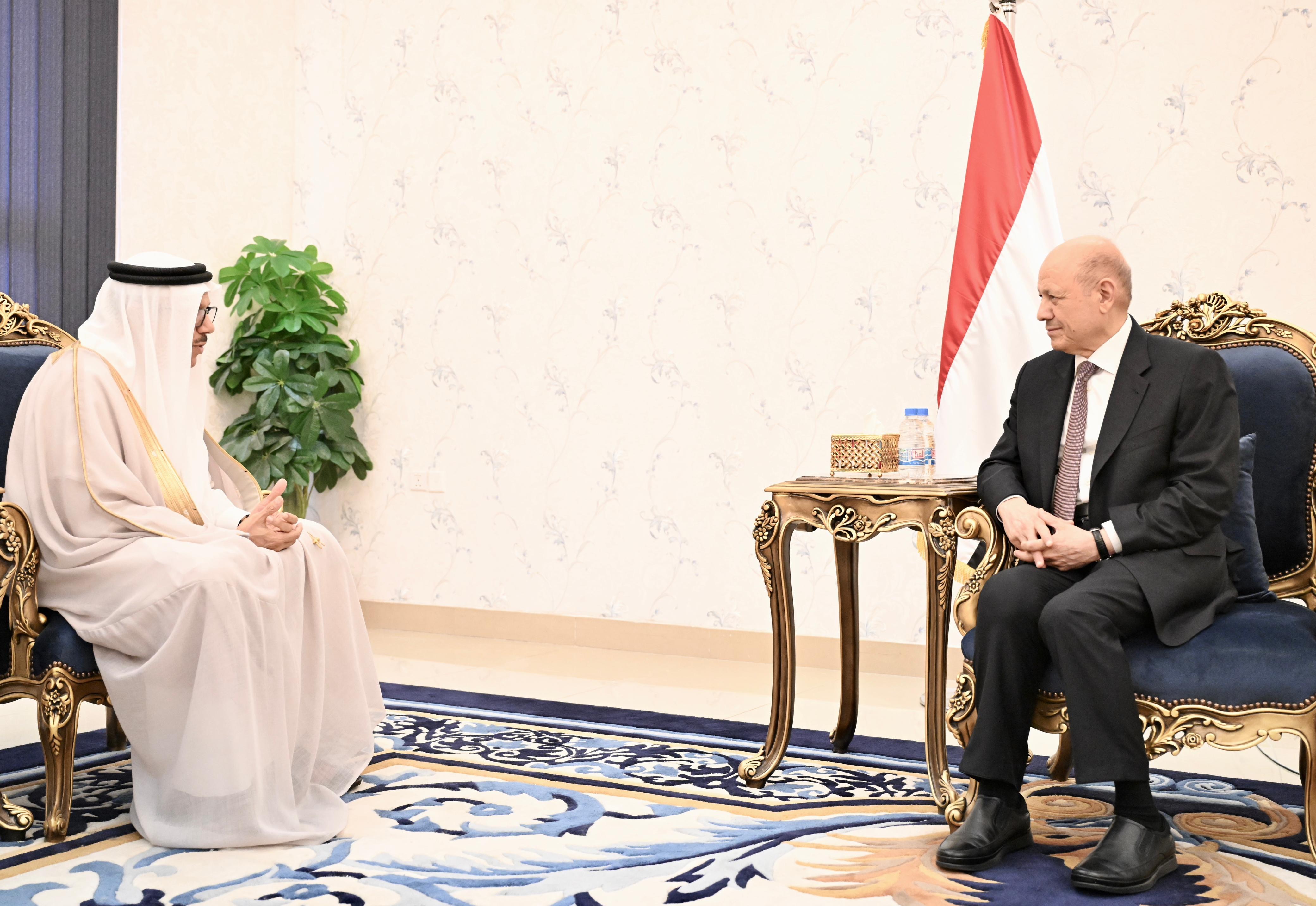 President Al-Alimi Receives ‏Bahrain's Foreign Minister in Aden