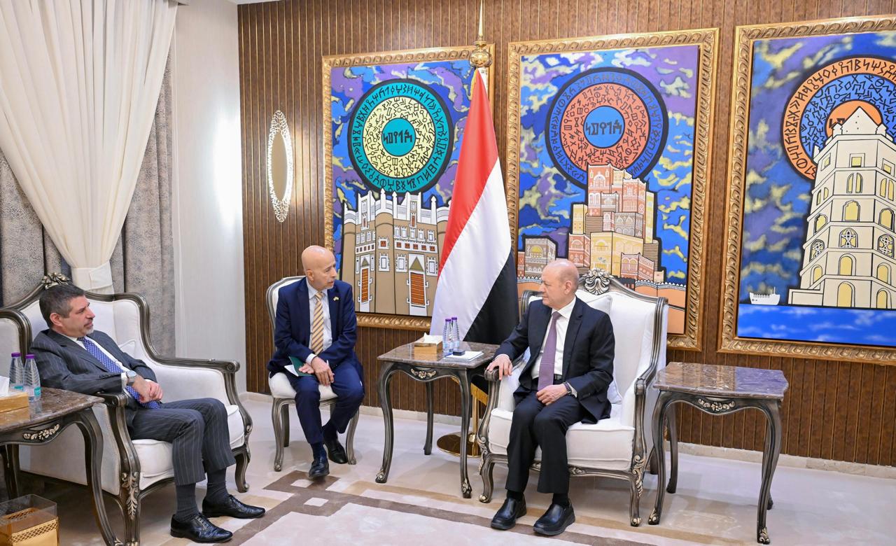 President Al-Alimi receives US Ambassador to Yemen