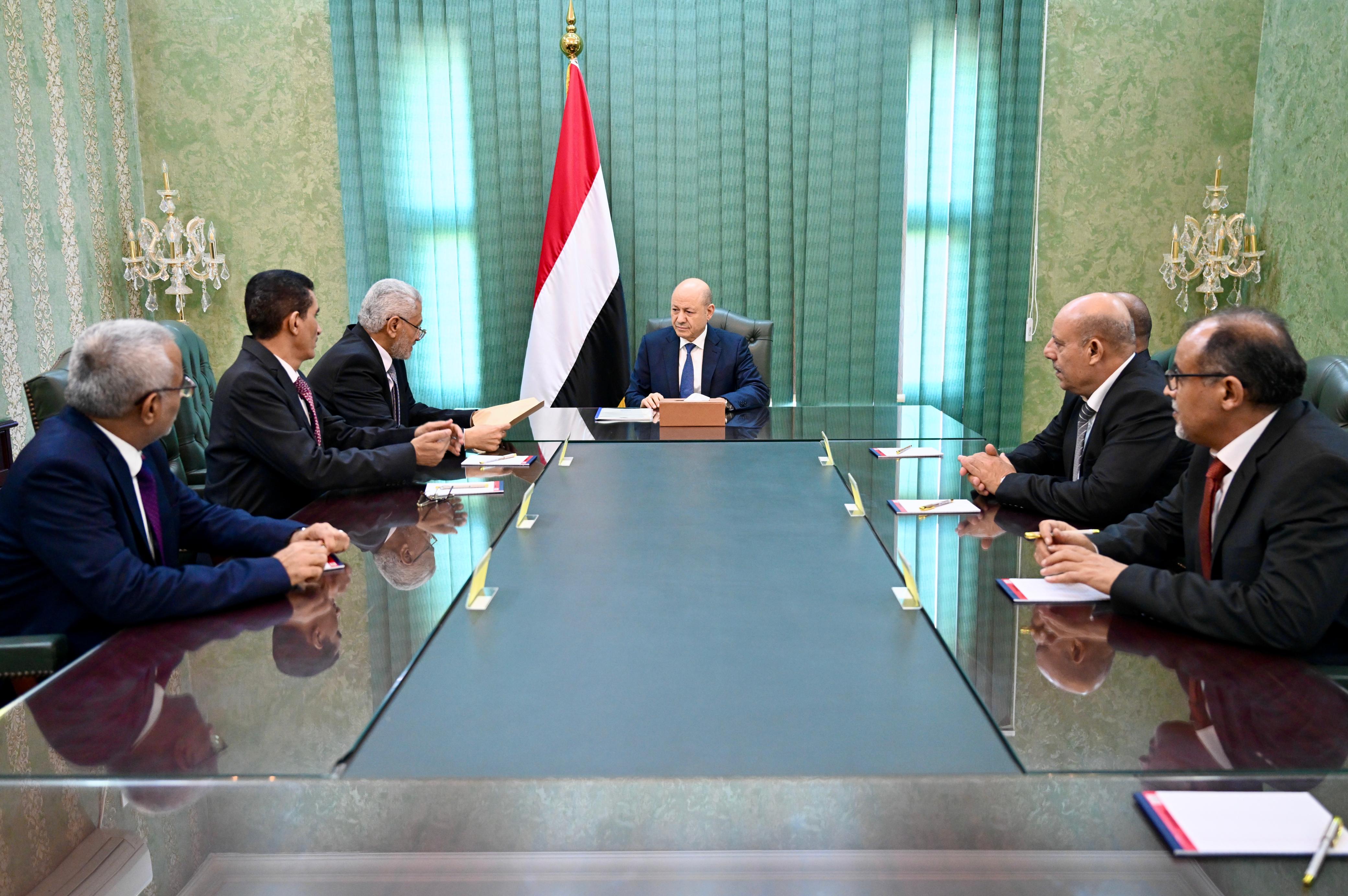 President Al-Alimi Receives Draft Regulations Governing the Work of the Council, Consultation & Reconciliation Commission, and Legal & Economic Teams