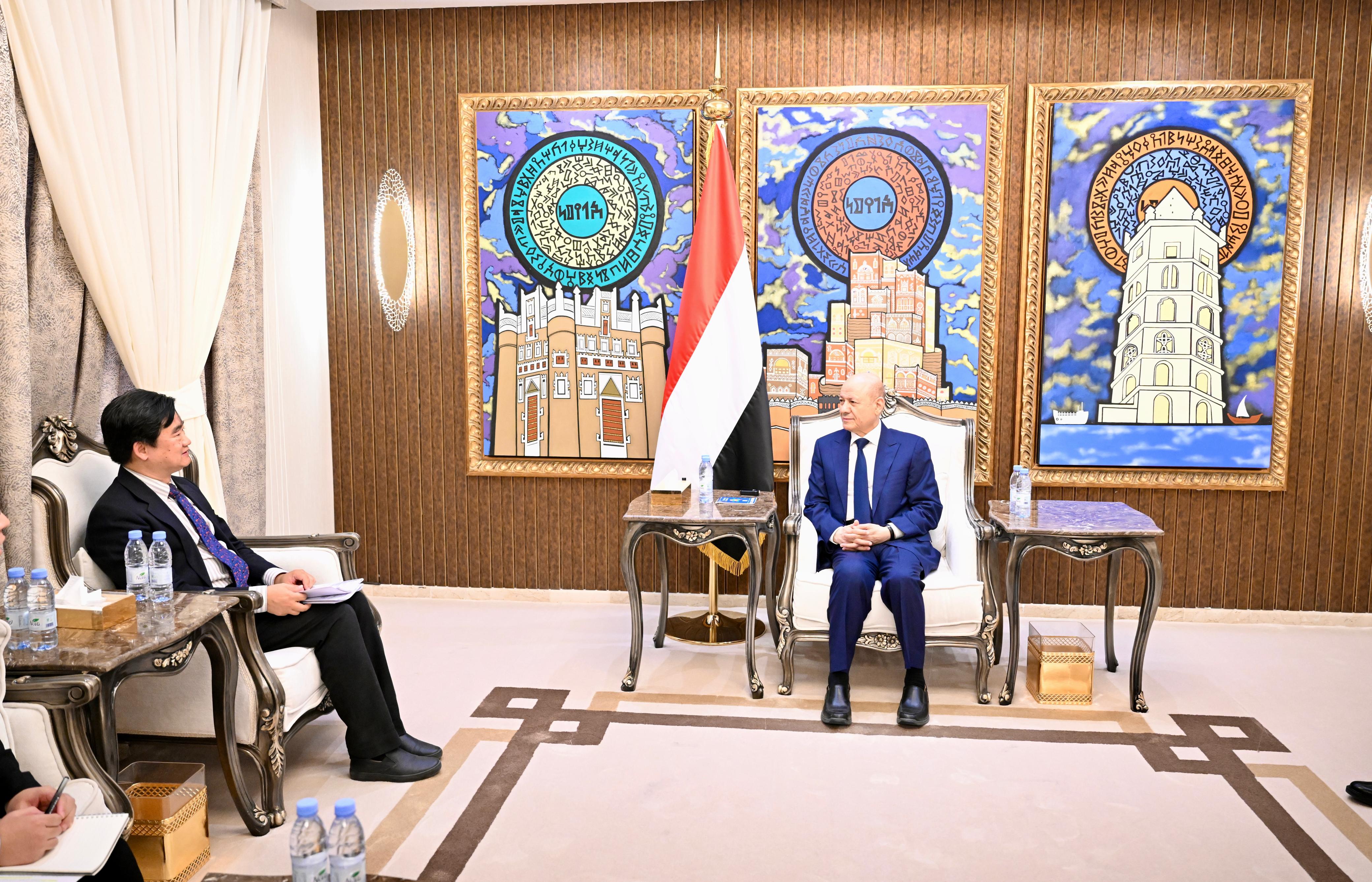President Al-Alimi Receives Chargé d'Affairs of Chinese Embassy 