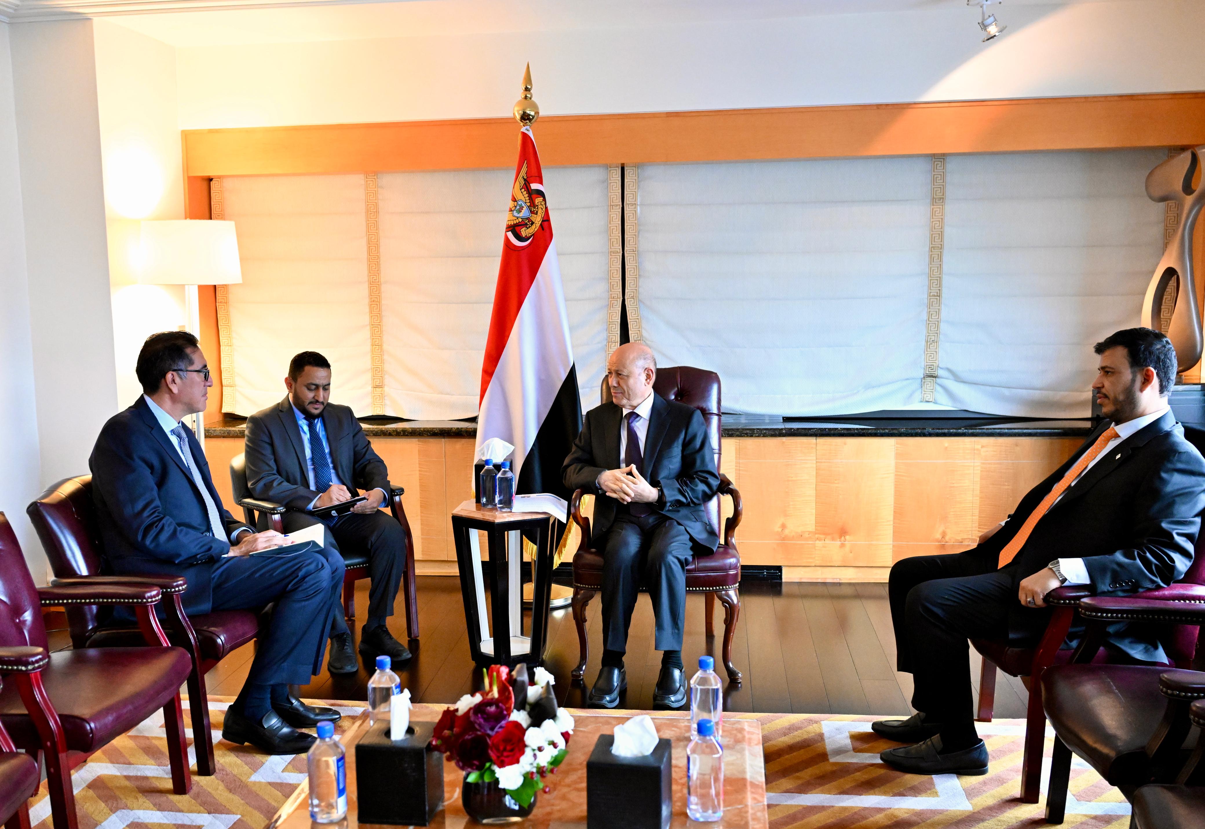 President Al-Alimi Receives Senior Vice President of U.S. Hunt Oil Company