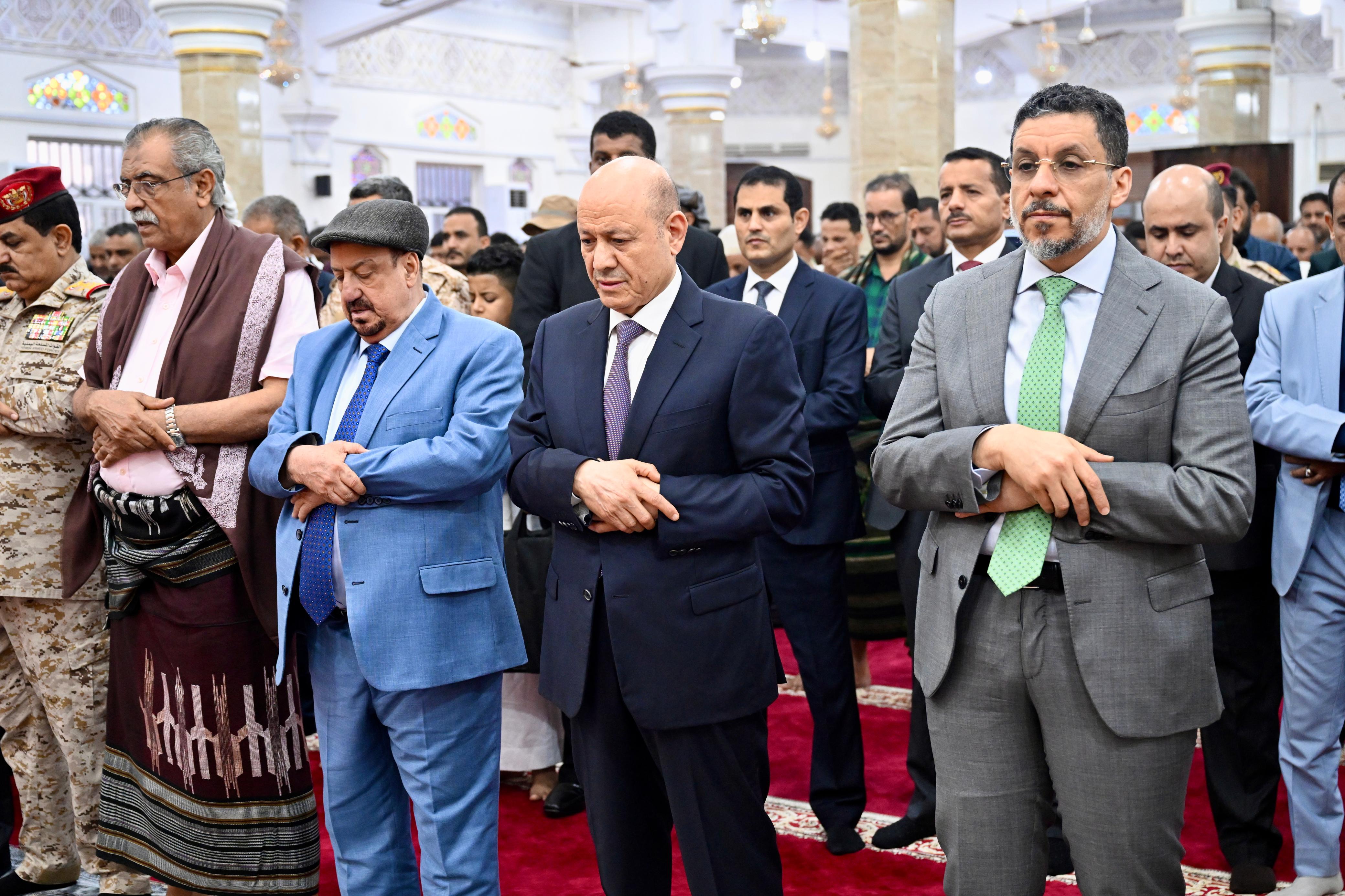 President Al-Alimi Performs Eid al-Fitr Prayer in Aden with State Leaders and Citizens, Receives Well-Wishers