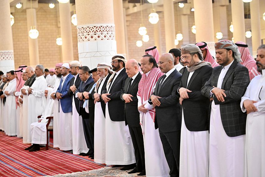 President Al-Alimi and Council Members Lead Mourners at Funeral of Former Yemeni President