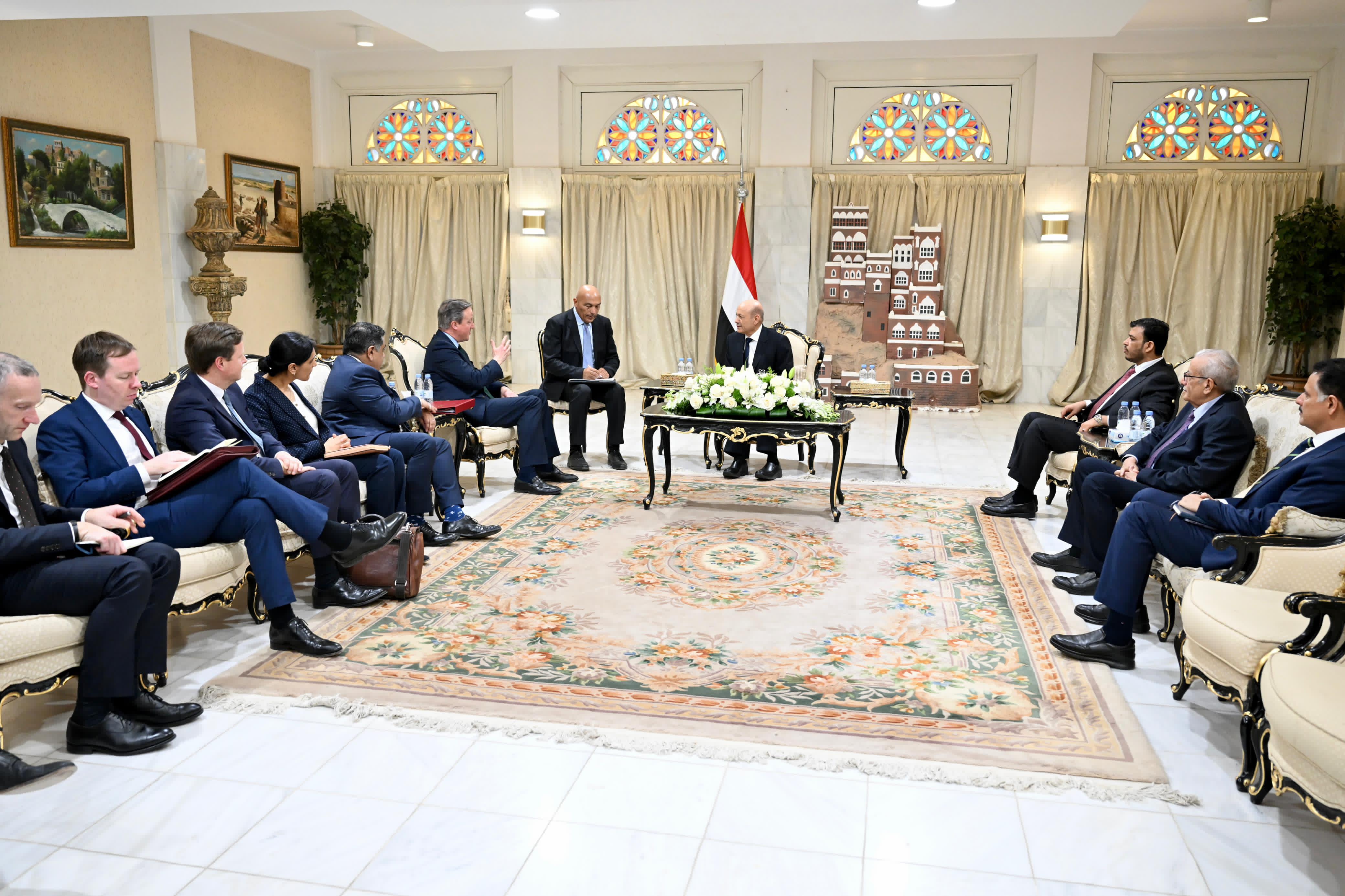 President Al-Alimi discusses with UK Foreign Secretary national and regional developments