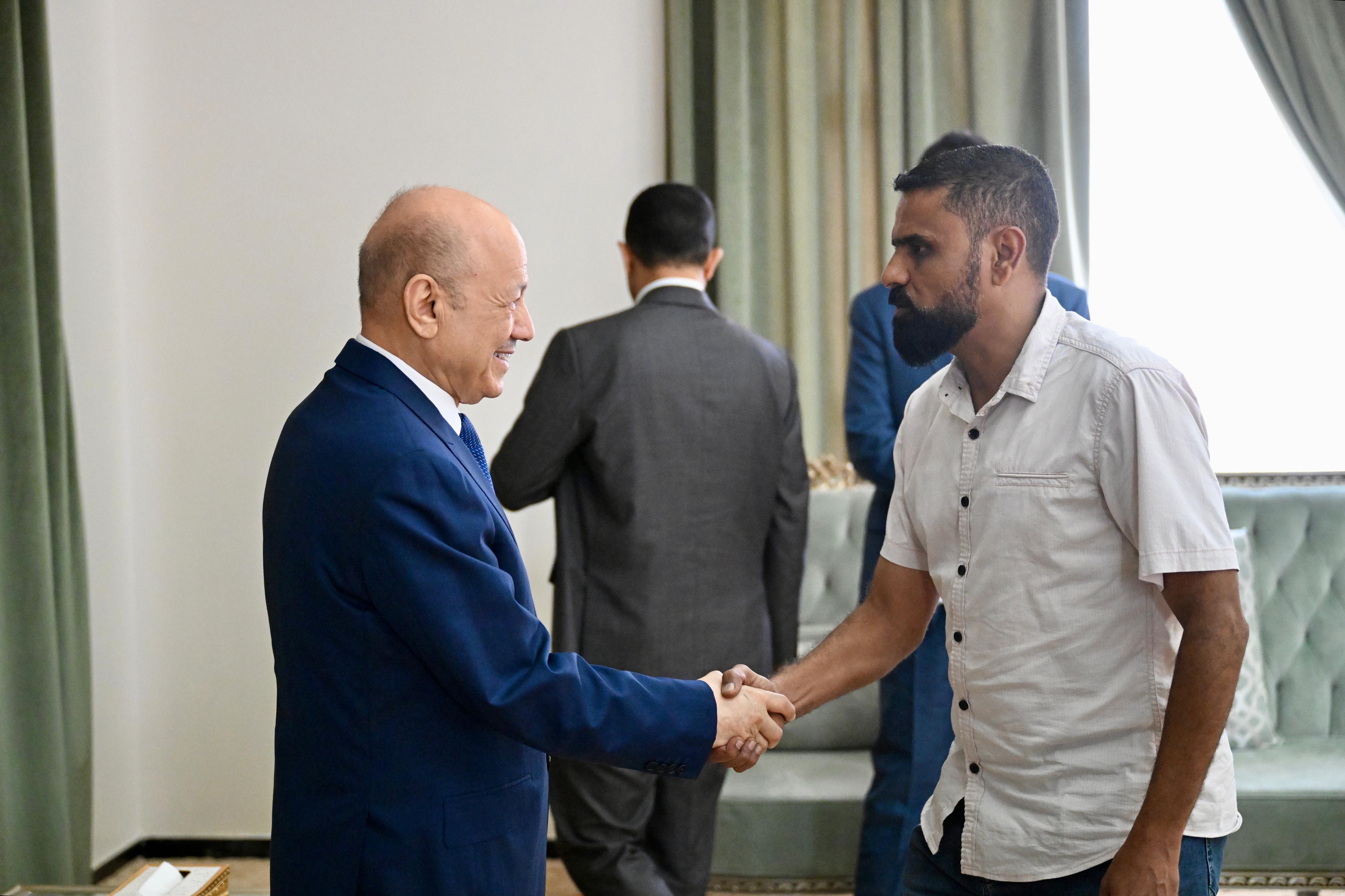 رئيس مجلس القيادة يستقبل البعثة الوطنية لمنتخبي كرة القدم للناشئين والكرة الطائرة للشباب