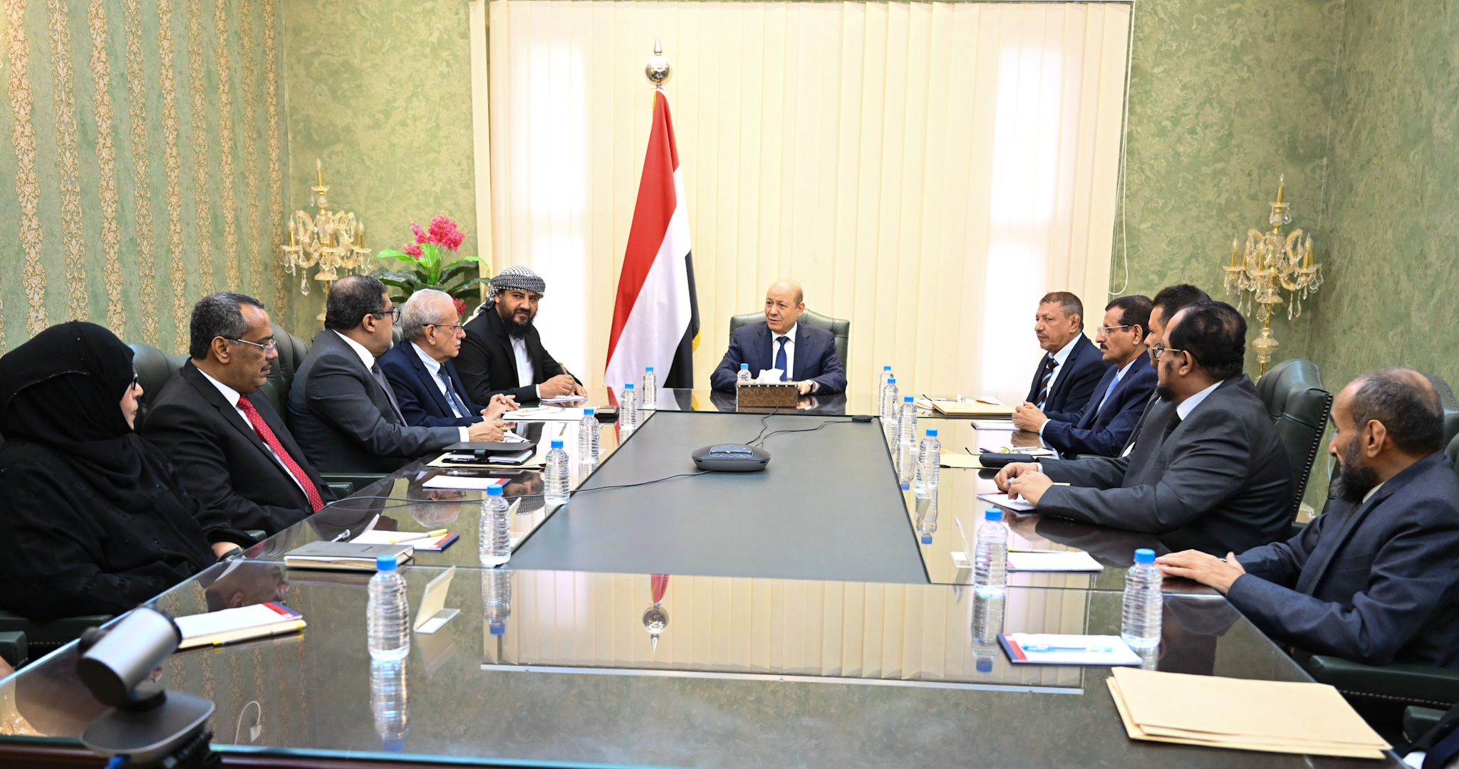 رئيس مجلس القيادة يلتقي بمجلس القضاء الأعلى