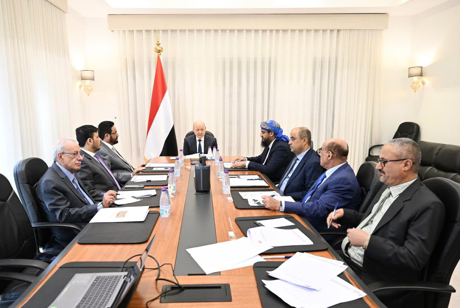 مجلس القيادة الرئاسي يجتمع بالسلطات المحلية ويؤكد أولوية توحيد الموارد وتعزيز الأمن والخدمات