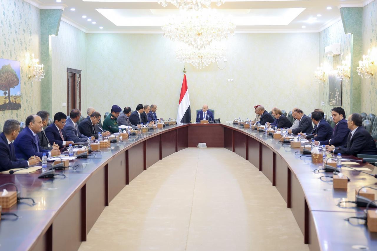 رئيس مجلس القيادة يرأس جانبا من اجتماع مجلس الوزراء