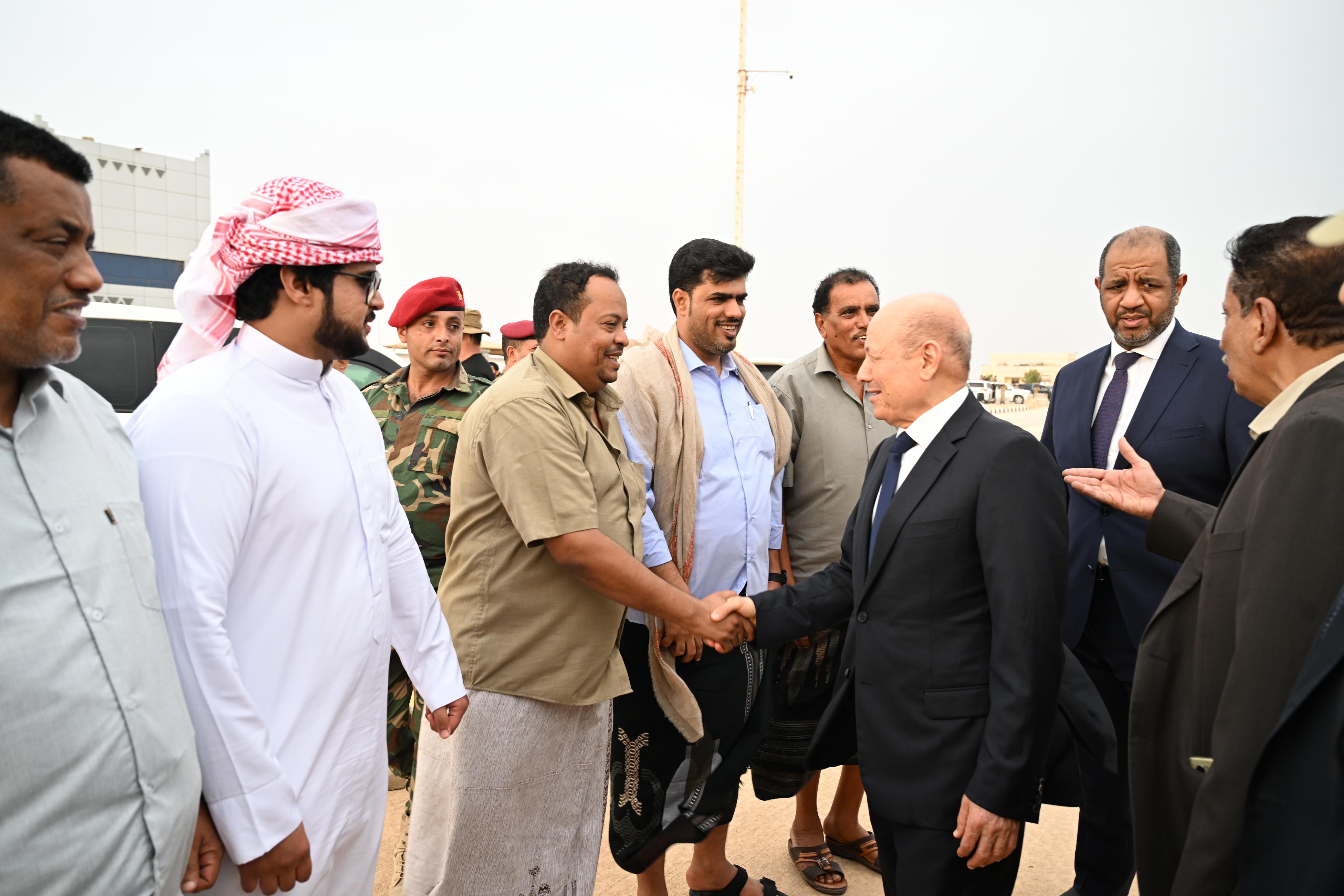 رئيس مجلس القيادة الرئاسي يصل إلى محافظة المهرة لمتابعة تداعيات الإعصار 22 أكتوبر 2023 