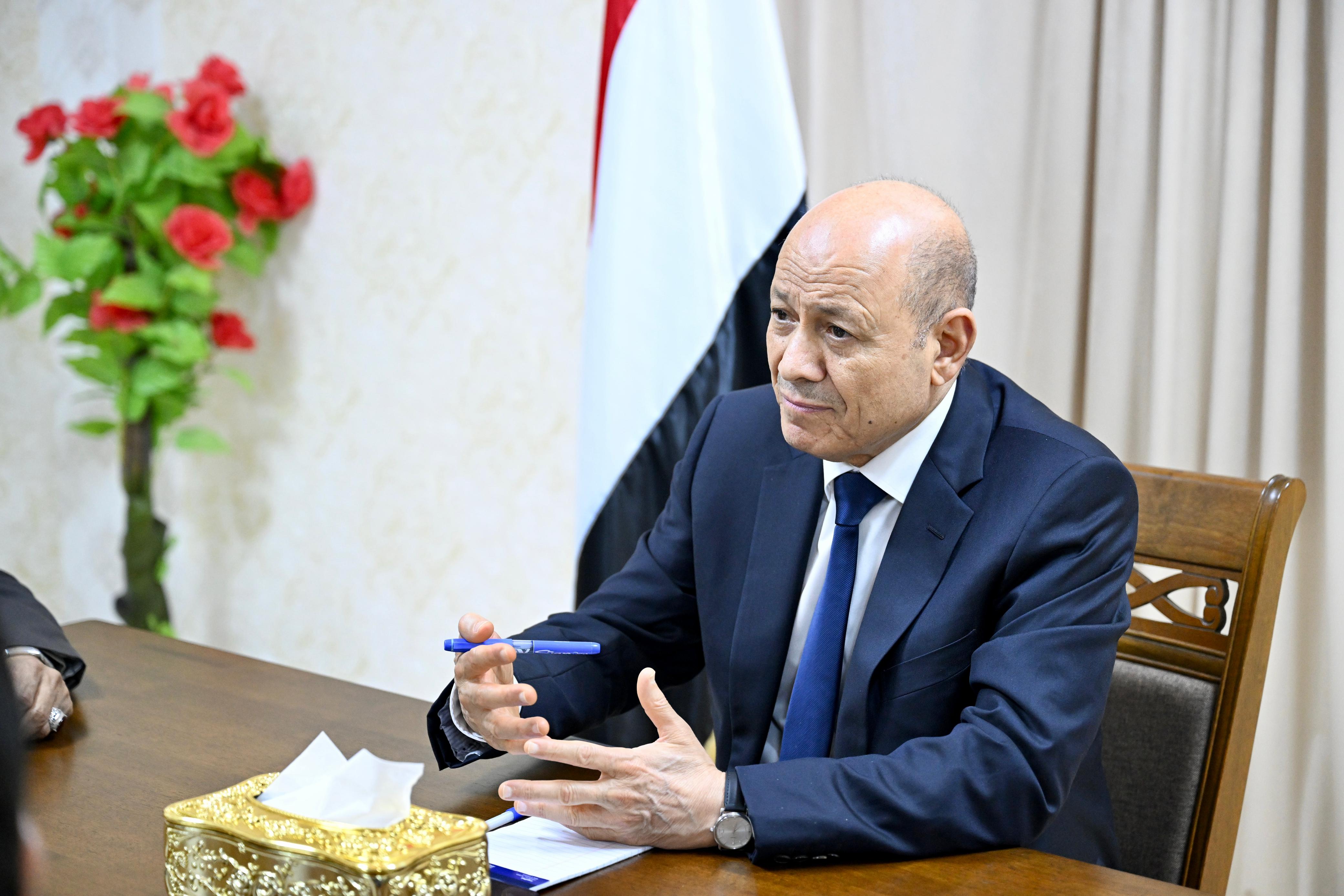 رئيس مجلس القيادة الرئاسي يعقد اجتماعا بقيادة السلطة المحلية والمكتب التنفيذي لمحافظة المهرة 22 أكتوبر 2023