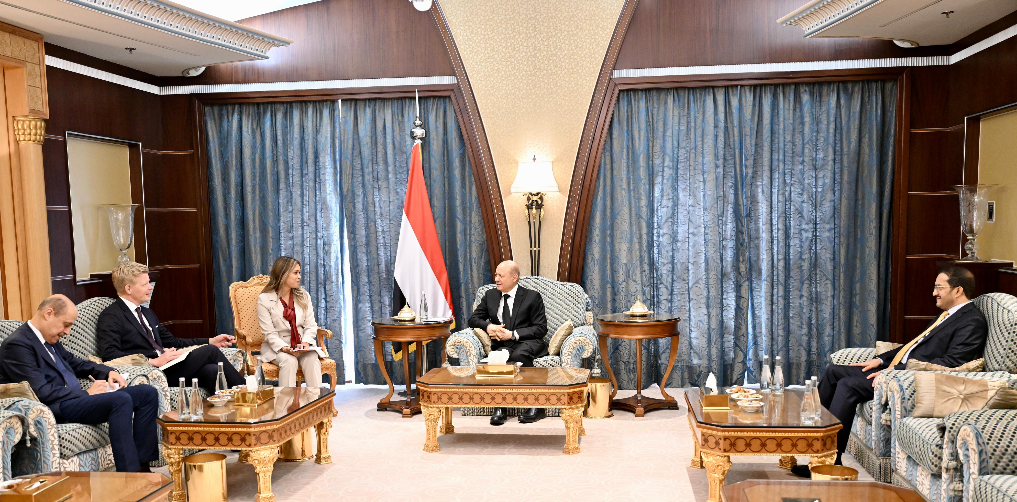 رئيس مجلس القيادة الرئاسي يستقبل المبعوث الخاص للامم المتحدة 18 أكتوبر 2023