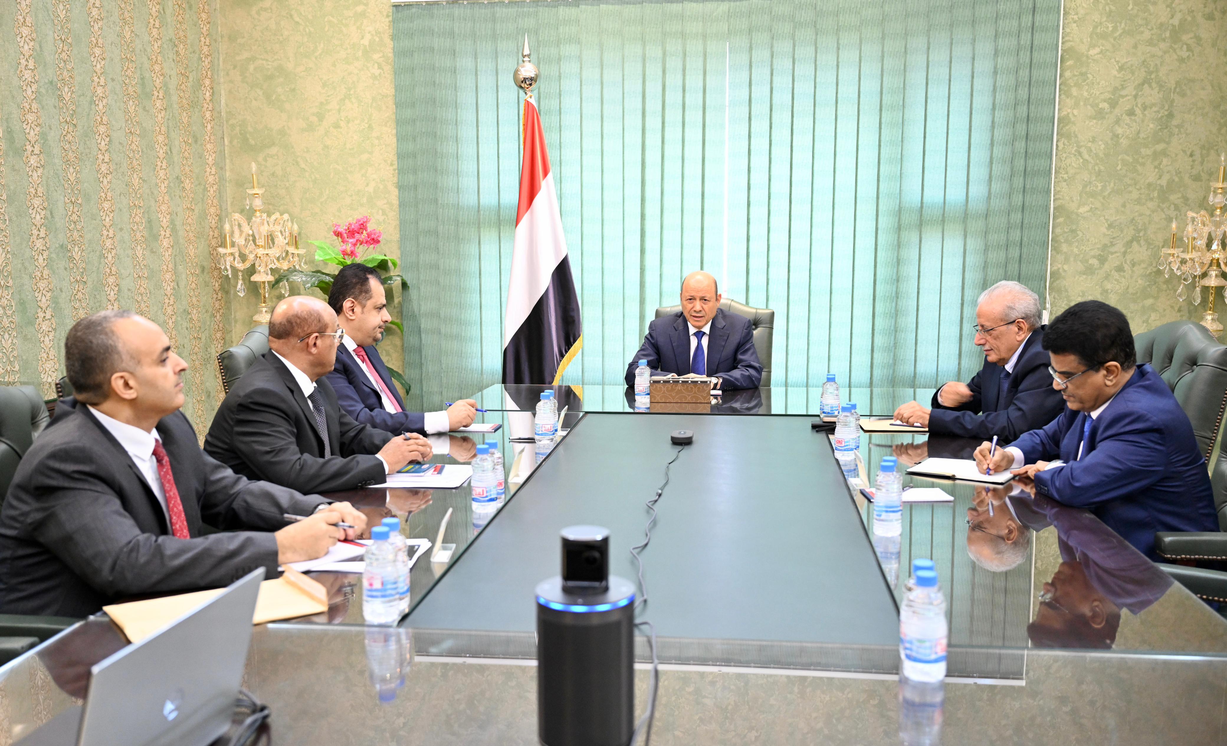 رئيس مجلس القيادة الرئاسي يعقد اجتماعا برئيس الوزراء والمسؤولين المعنيين بالشأن الاقتصادي  31 أكتوبر 2023