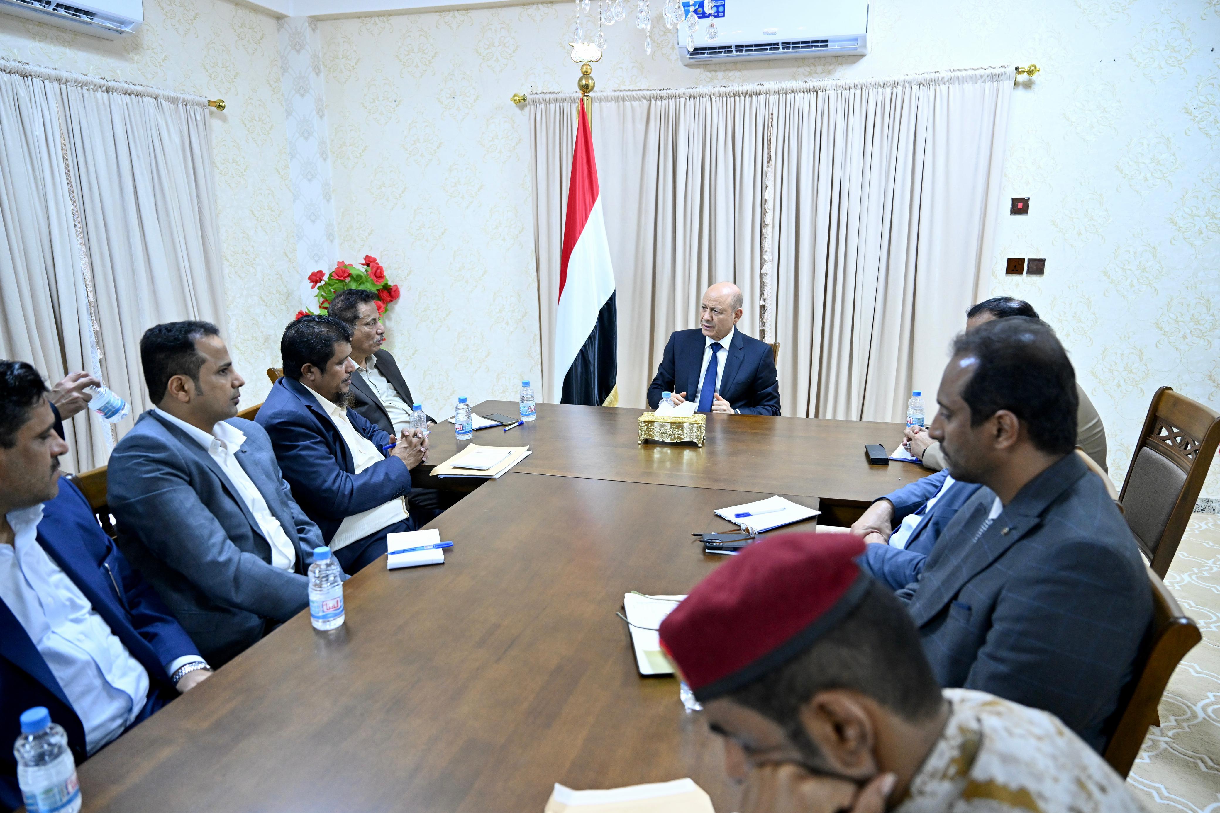 رئيس مجلس القيادة الرئاسي يعقد اجتماعا بقيادة السلطة المحلية والمكتب التنفيذي لمحافظة المهرة 22 أكتوبر 2023