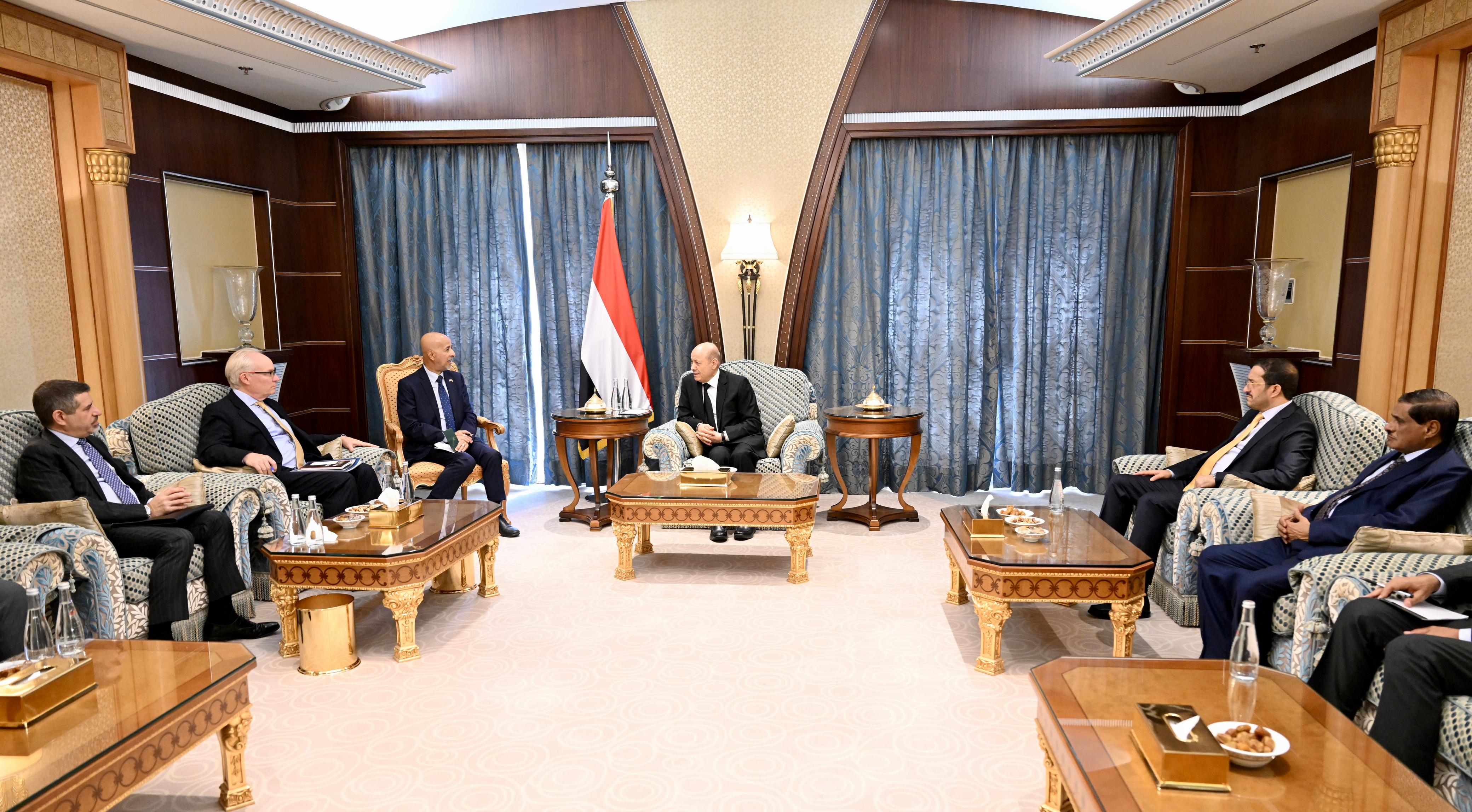 رئيس مجلس القيادة الرئاسي يستقبل المبعوث الامريكي 18اكتوبر 2023 
