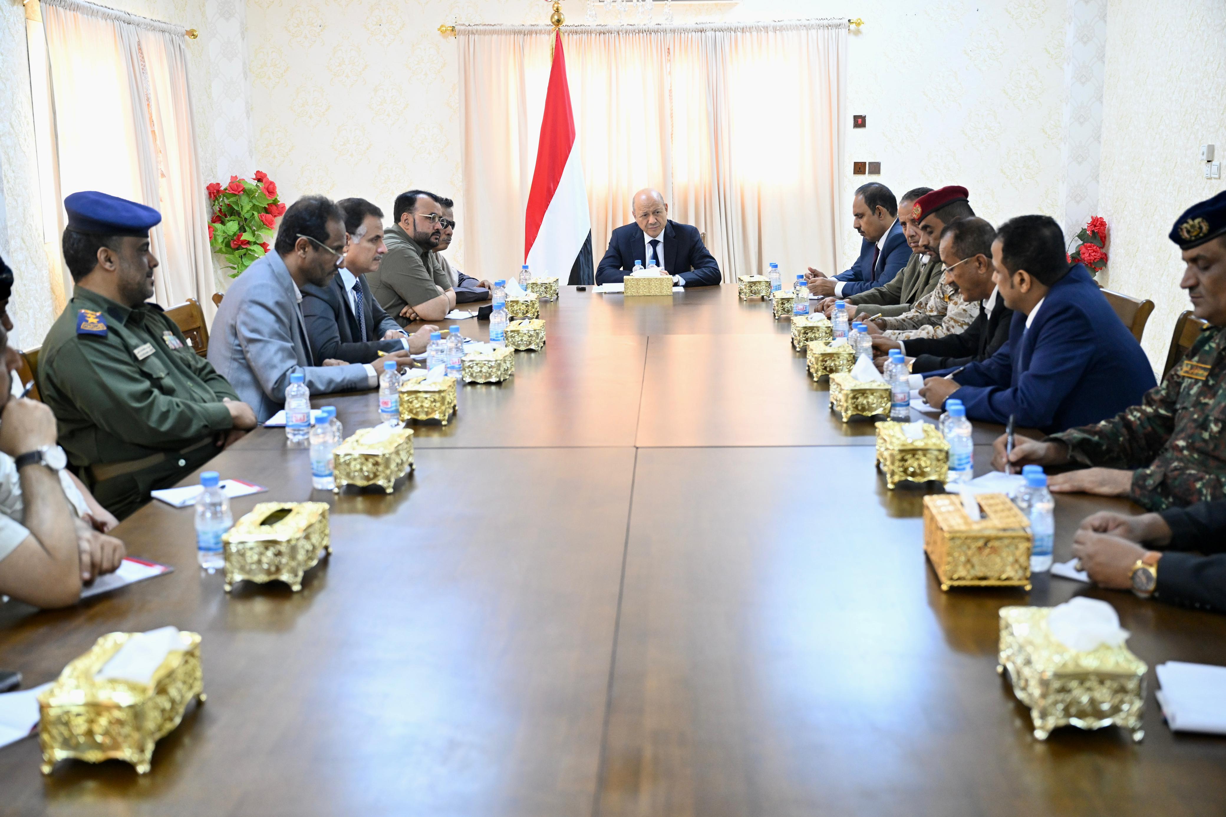 رئيس مجلس القيادة الرئاسي يعقد اجتماعا مشتركا بقيادتي السلطتين المحلية بمحافظتي المهرة وحضرموت 28 أكتوبر 2023
