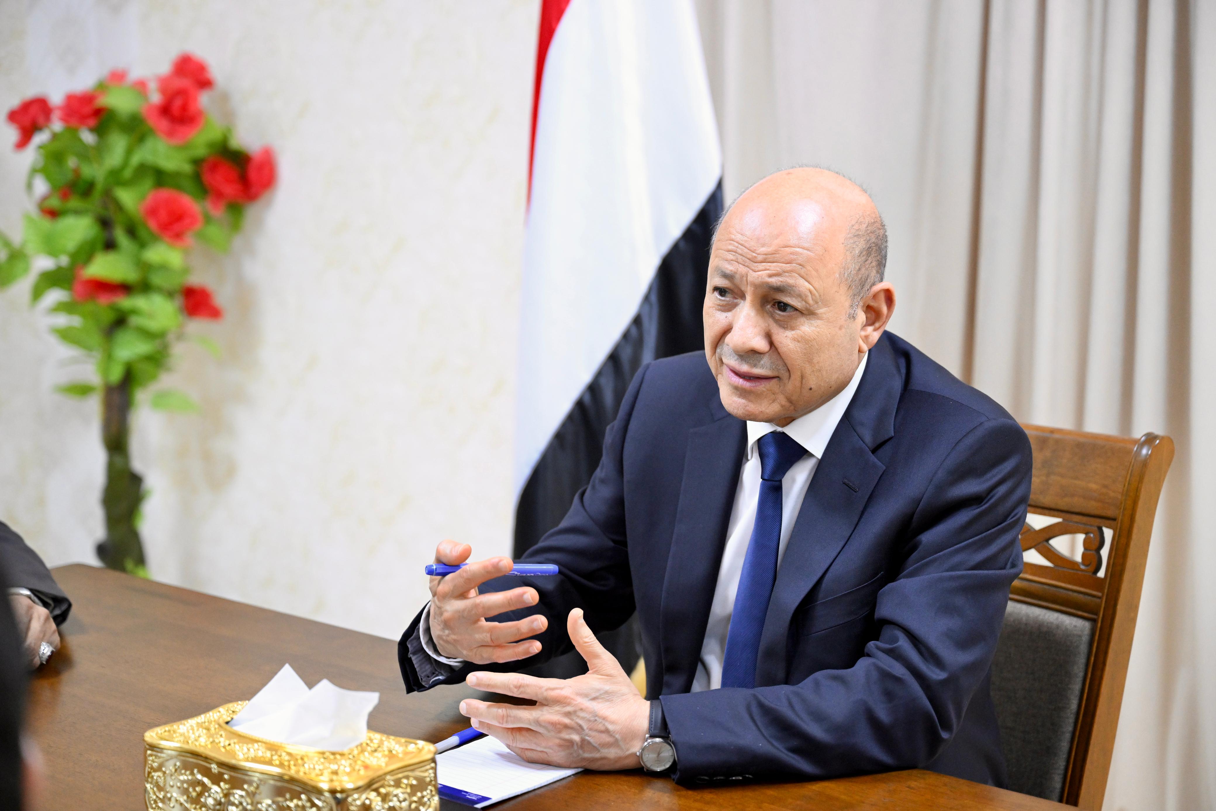 رئيس مجلس القيادة الرئاسي يعقد اجتماعا بقيادة السلطة المحلية والمكتب التنفيذي لمحافظة المهرة 22 أكتوبر 2023