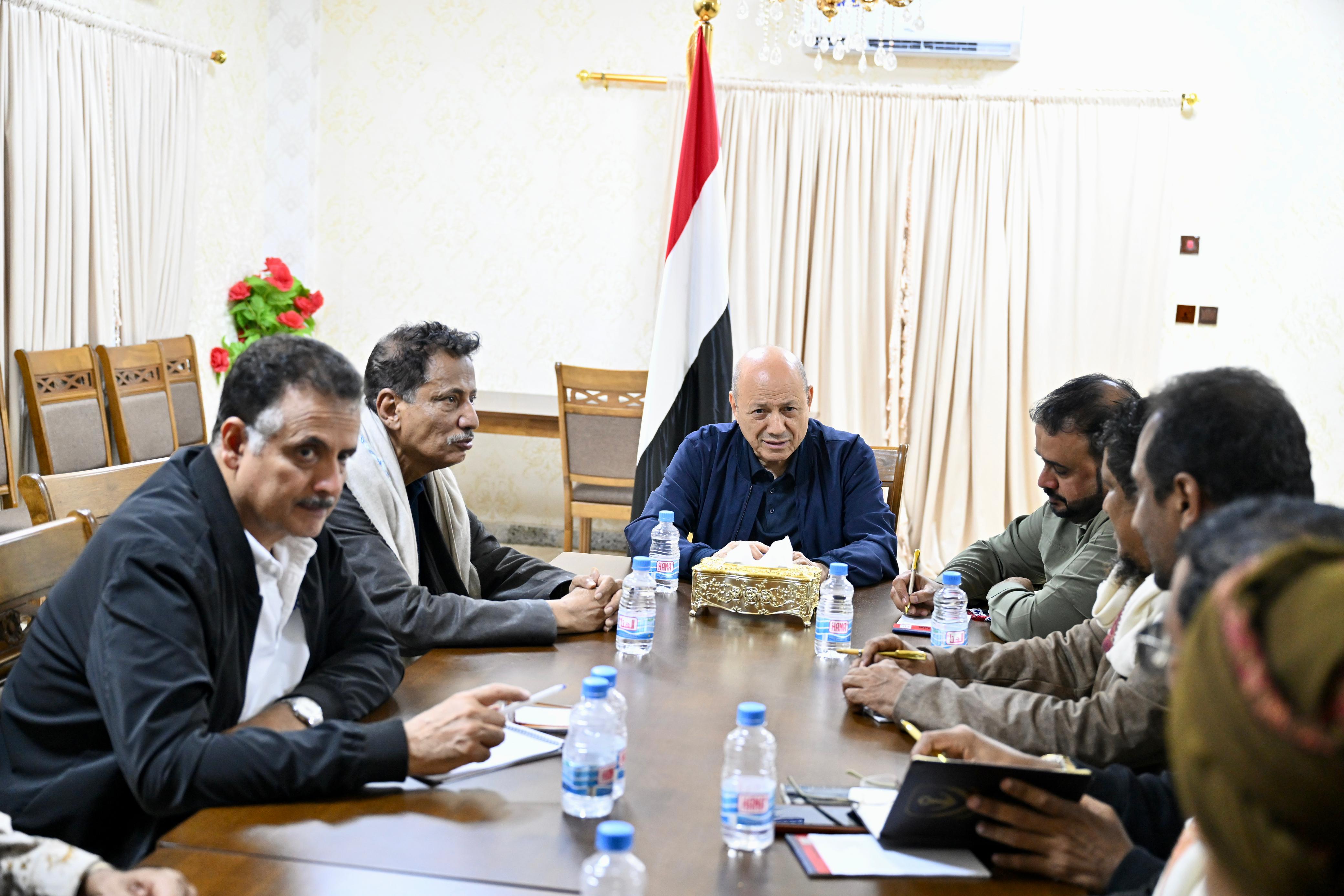 رئيس مجلس القيادة الرئاسي يجتمع بلجنة الطوارىء لمواجهة اثار الاعصار المداري 25 أكتوبر 202