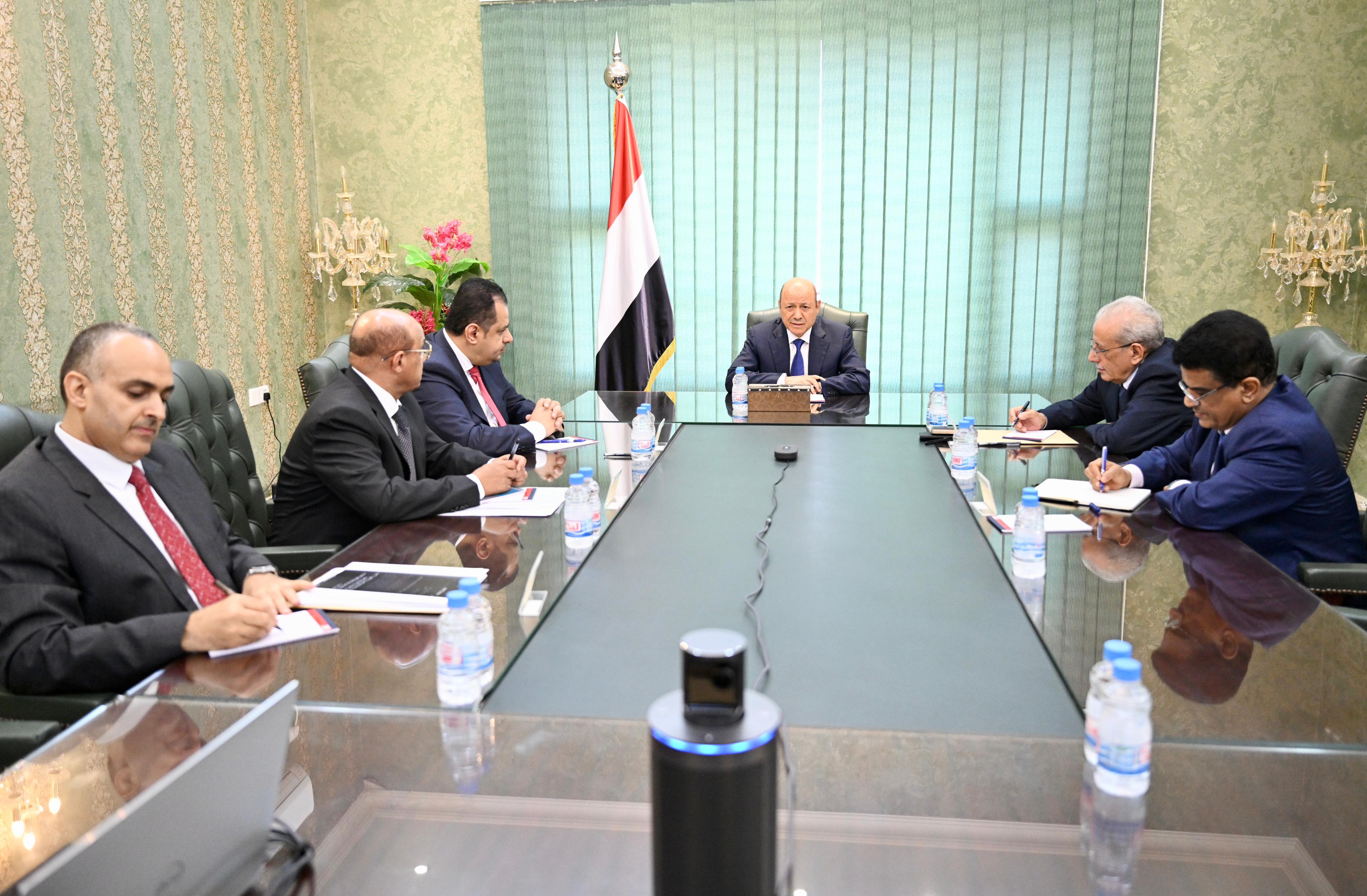 رئيس مجلس القيادة الرئاسي يعقد اجتماعا برئيس الوزراء والمسؤولين المعنيين بالشأن الاقتصادي  31 أكتوبر 2023