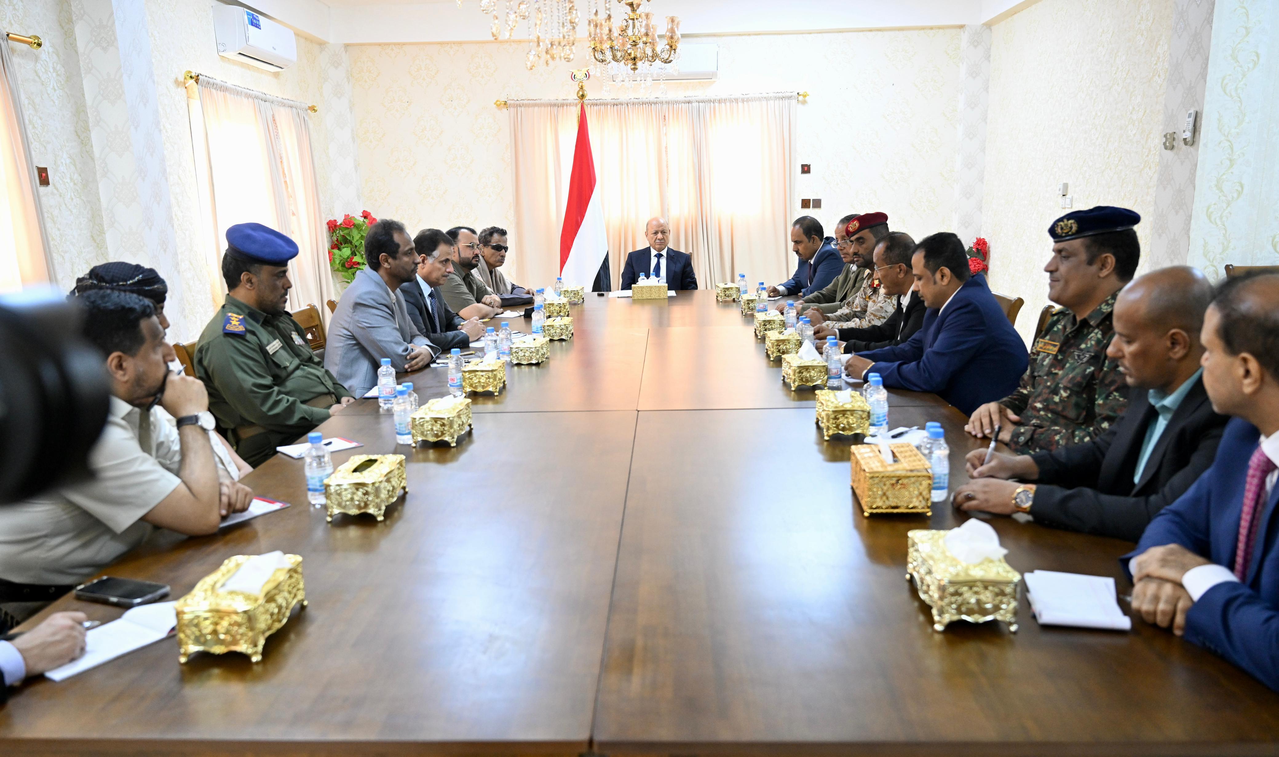 رئيس مجلس القيادة الرئاسي يعقد اجتماعا مشتركا بقيادتي السلطتين المحلية بمحافظتي المهرة وحضرموت 28 أكتوبر 2023