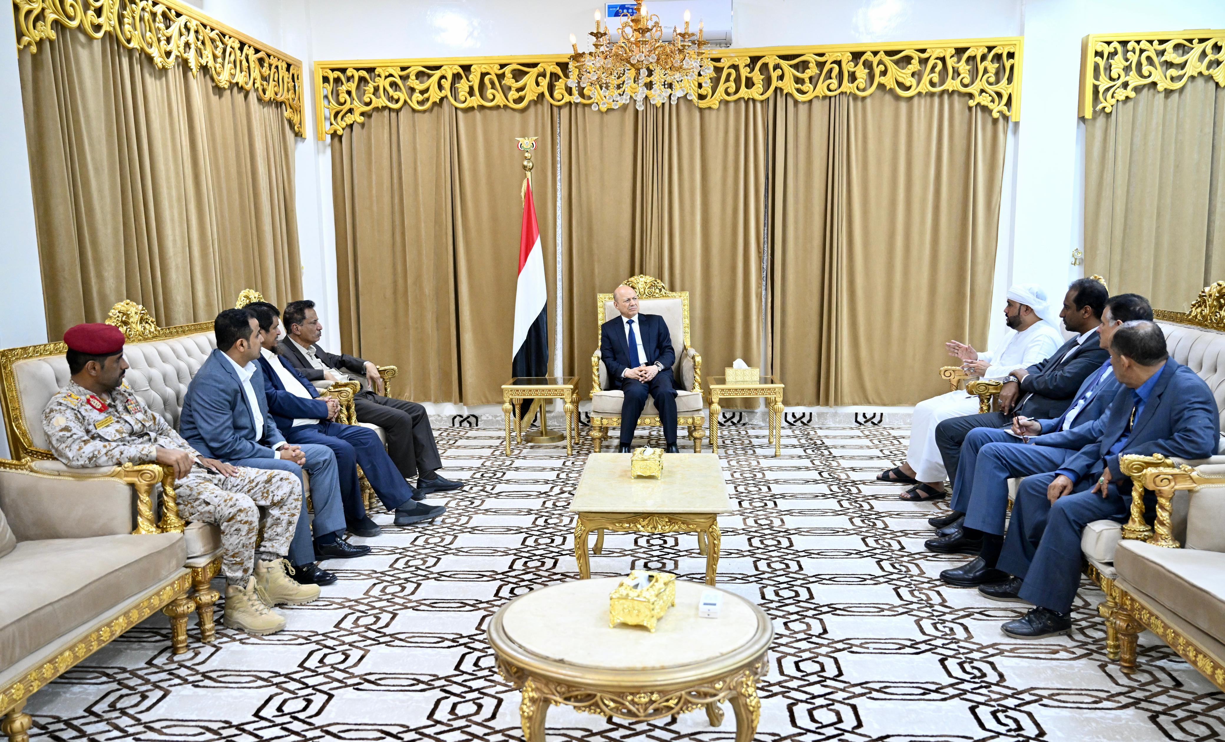 رئيس مجلس القيادة الرئاسي يصل إلى محافظة المهرة لمتابعة تداعيات الإعصار 22 أكتوبر 2023 