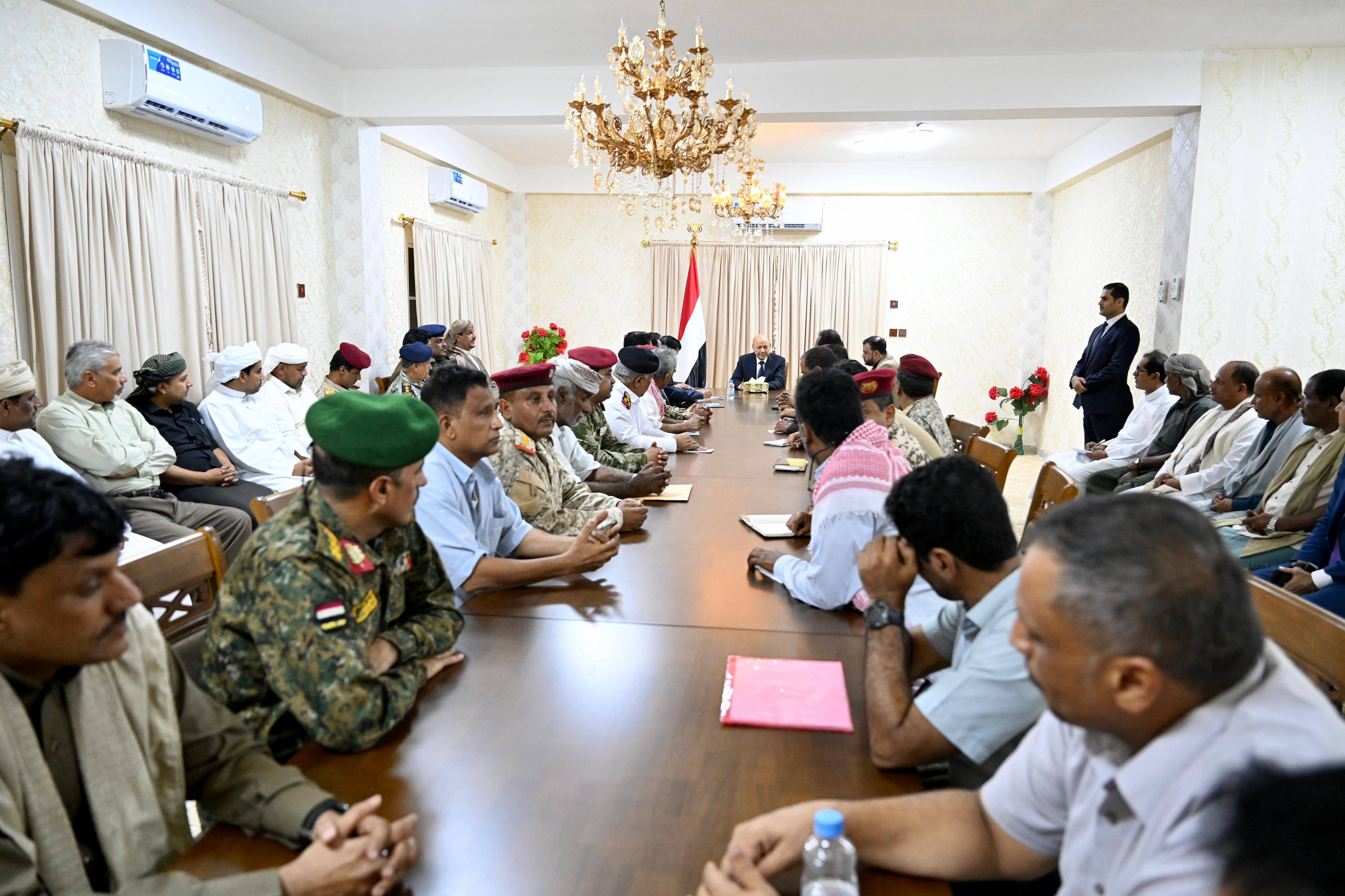 رئيس مجلس القيادة الرئاسي يعقد اجتماعا بقيادة السلطة المحلية والمكتب التنفيذي لمحافظة المهرة 22 أكتوبر 2023