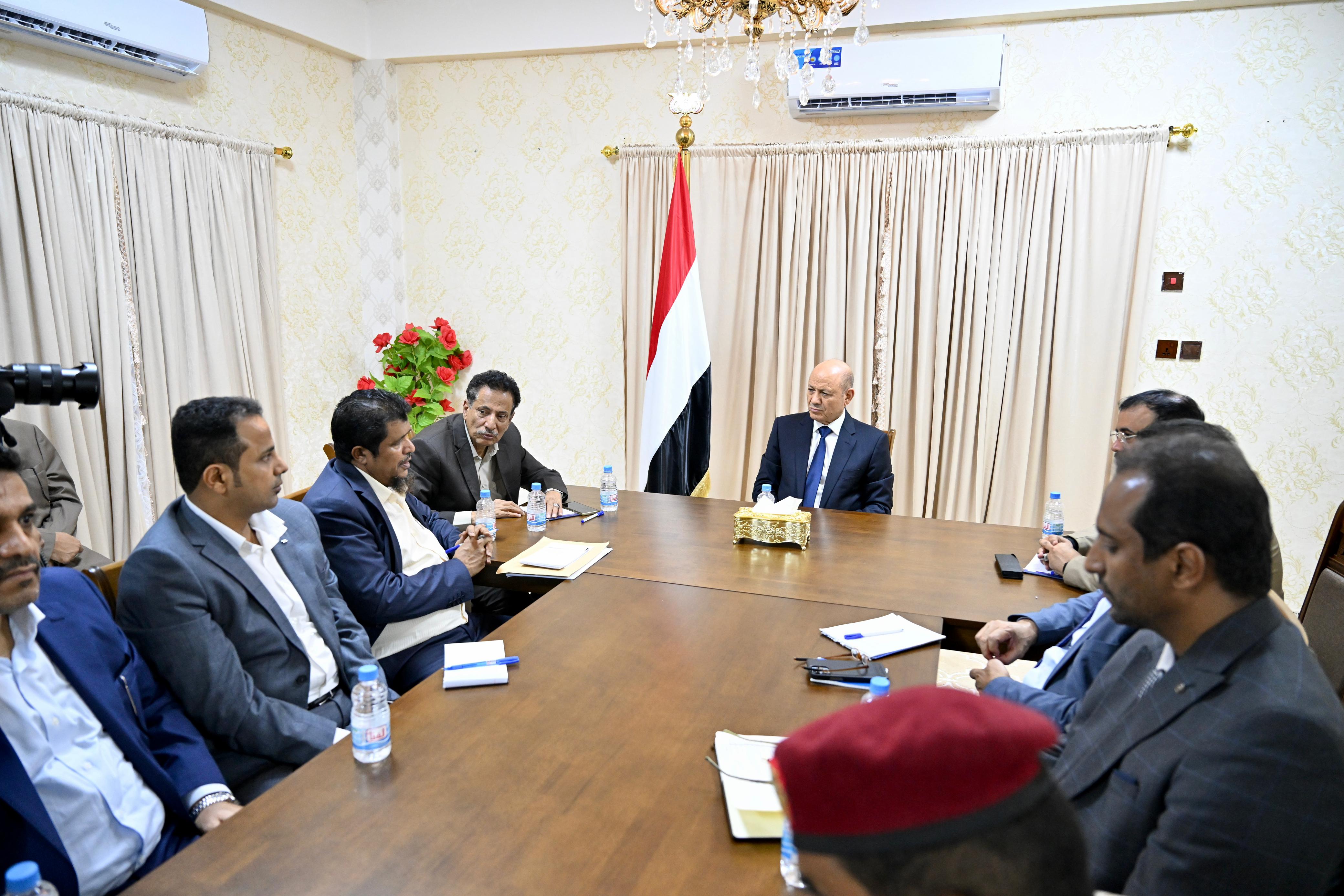 رئيس مجلس القيادة الرئاسي يعقد اجتماعا بقيادة السلطة المحلية والمكتب التنفيذي لمحافظة المهرة 22 أكتوبر 2023