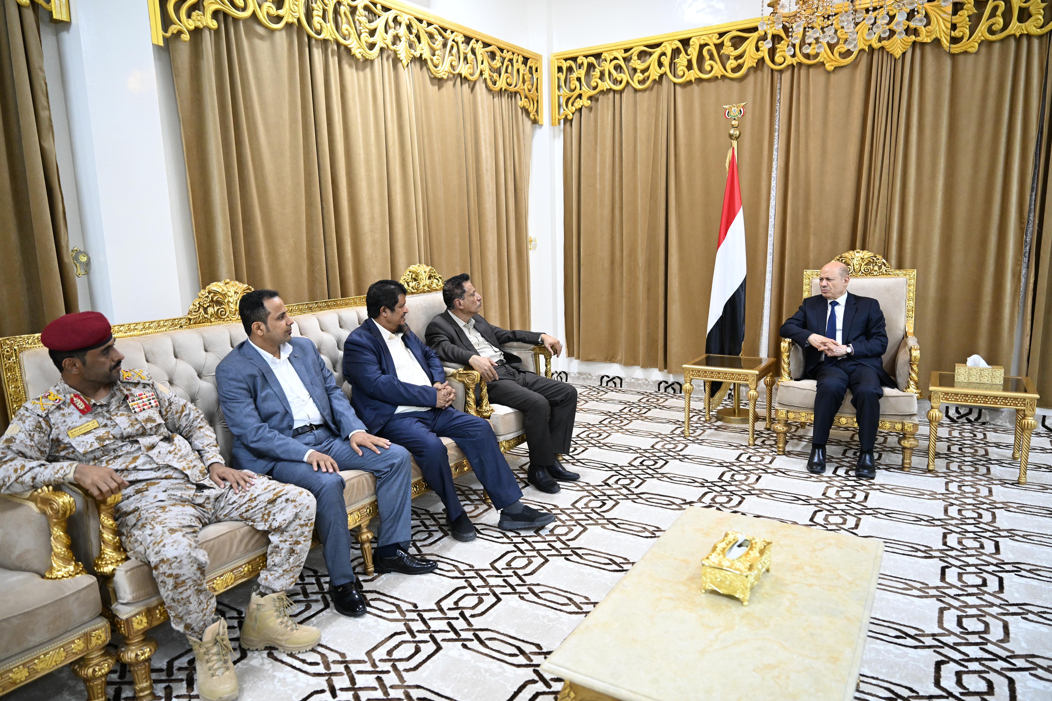 رئيس مجلس القيادة الرئاسي يصل إلى محافظة المهرة لمتابعة تداعيات الإعصار 22 أكتوبر 2023 