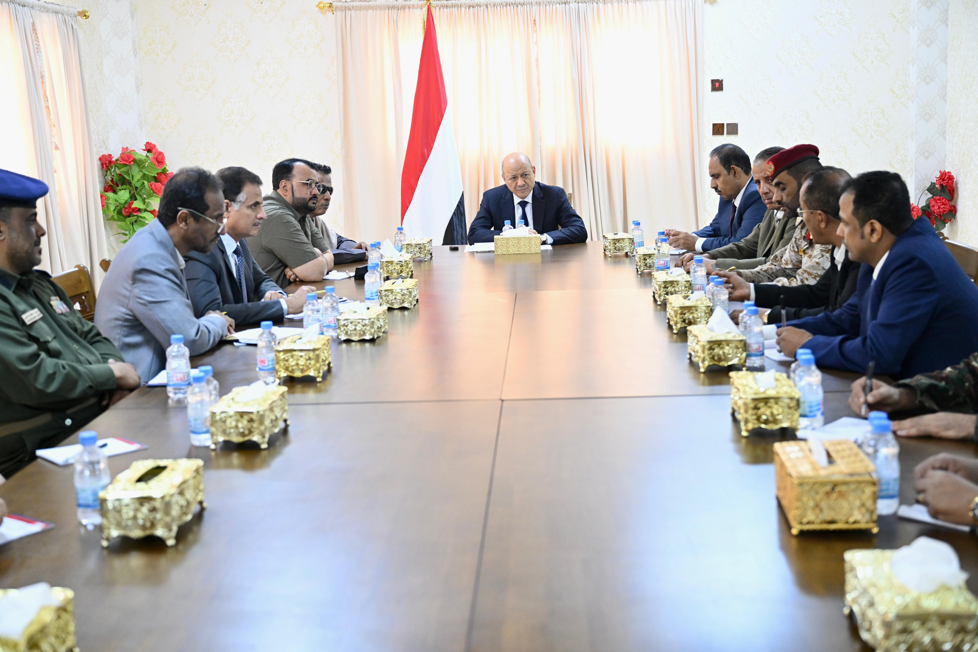رئيس مجلس القيادة الرئاسي يعقد اجتماعا مشتركا بقيادتي السلطتين المحلية بمحافظتي المهرة وحضرموت 28 أكتوبر 2023
