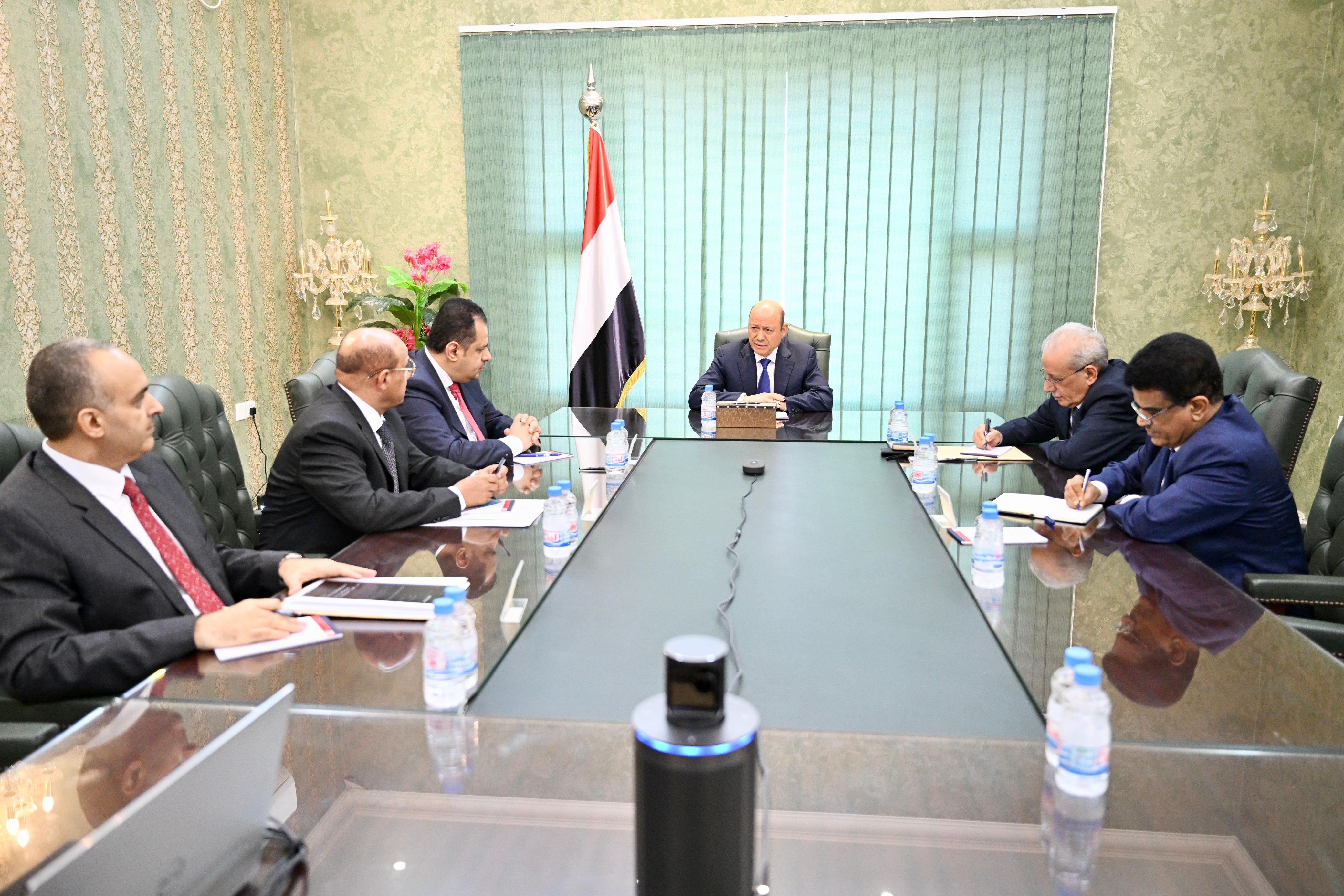 رئيس مجلس القيادة الرئاسي يعقد اجتماعا برئيس الوزراء والمسؤولين المعنيين بالشأن الاقتصادي  31 أكتوبر 2023
