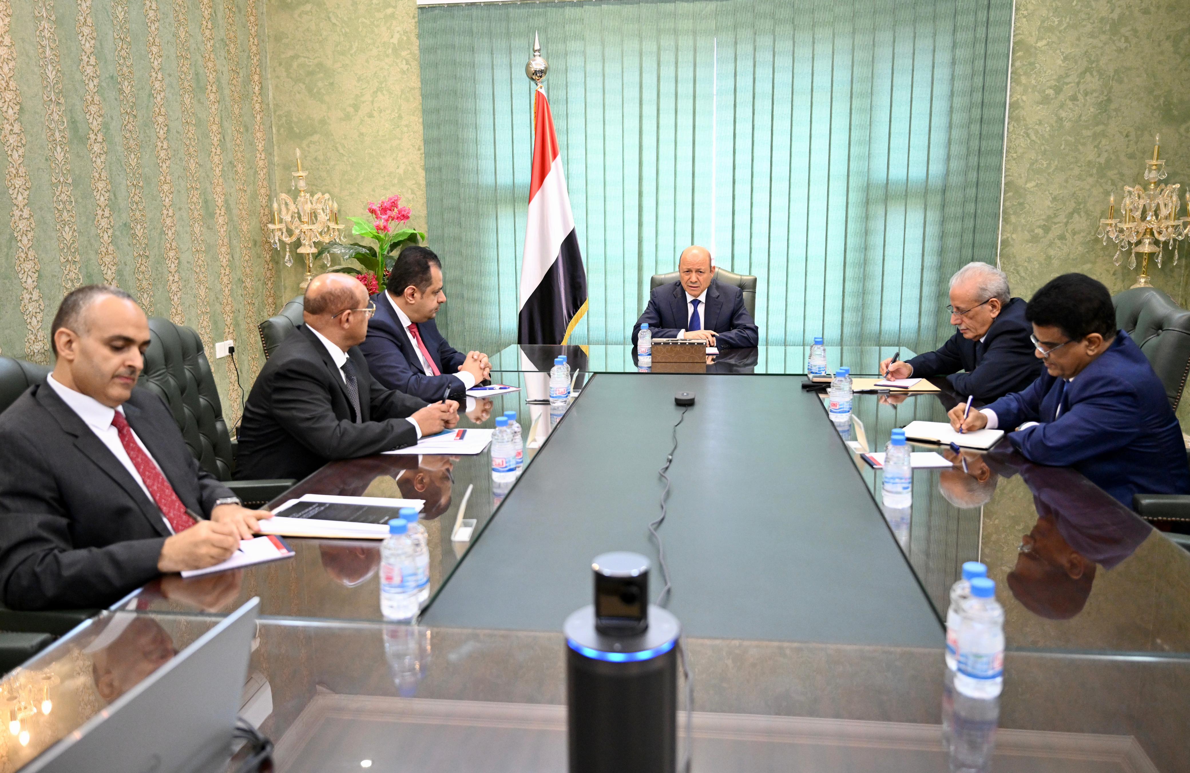 رئيس مجلس القيادة الرئاسي يعقد اجتماعا برئيس الوزراء والمسؤولين المعنيين بالشأن الاقتصادي  31 أكتوبر 2023