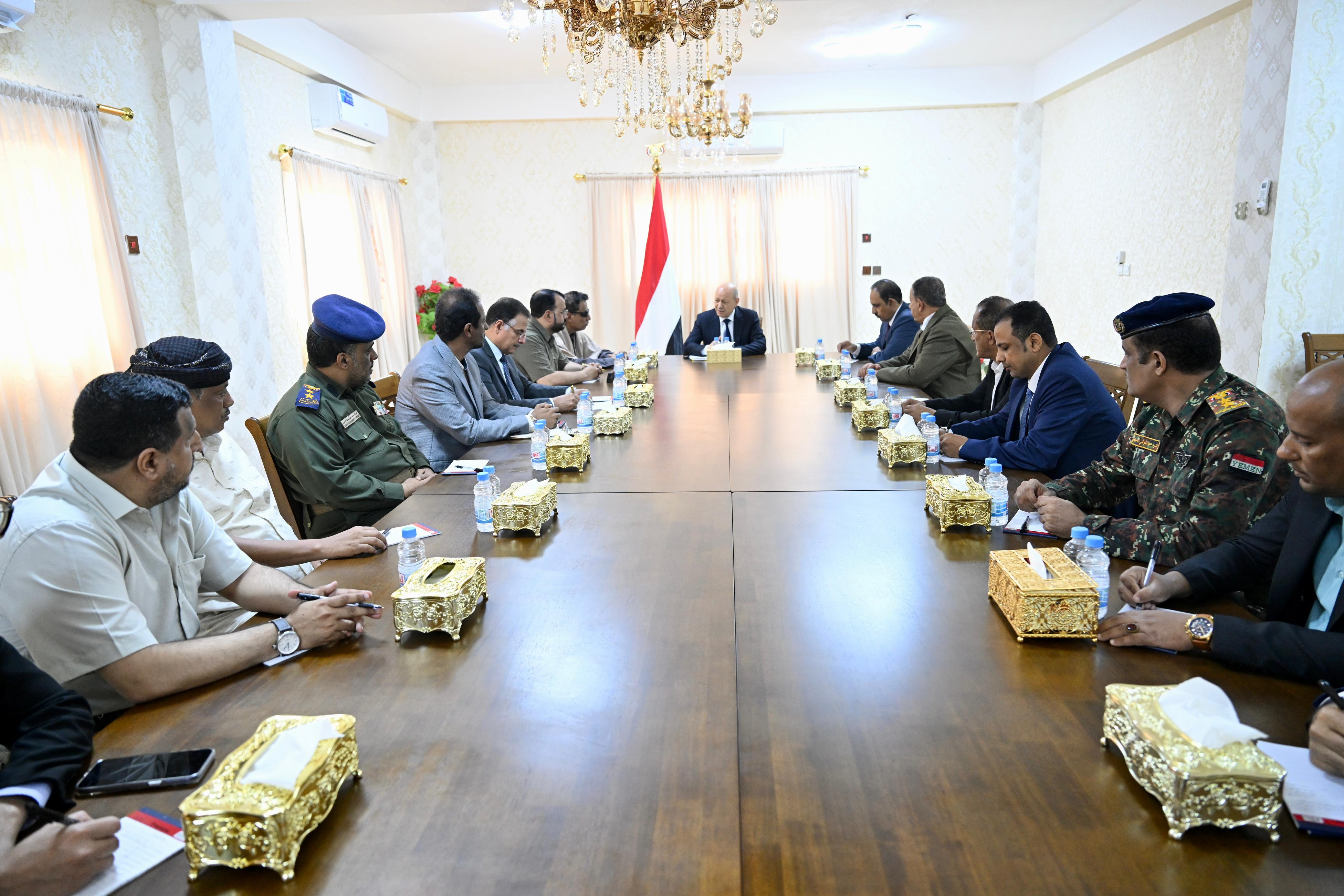 رئيس مجلس القيادة الرئاسي يعقد اجتماعا مشتركا بقيادتي السلطتين المحلية بمحافظتي المهرة وحضرموت 28 أكتوبر 2023