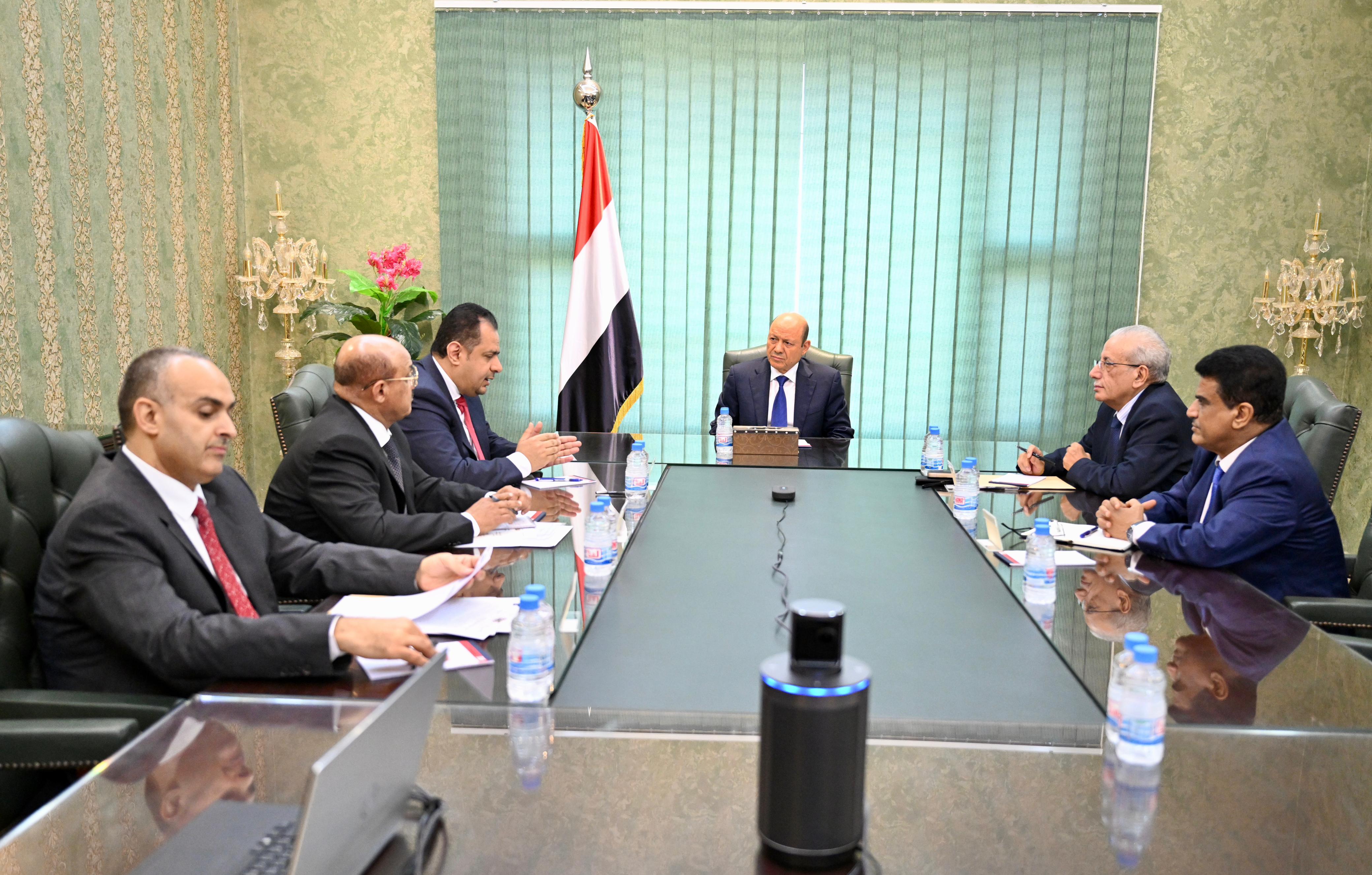 رئيس مجلس القيادة الرئاسي يعقد اجتماعا برئيس الوزراء والمسؤولين المعنيين بالشأن الاقتصادي  31 أكتوبر 2023