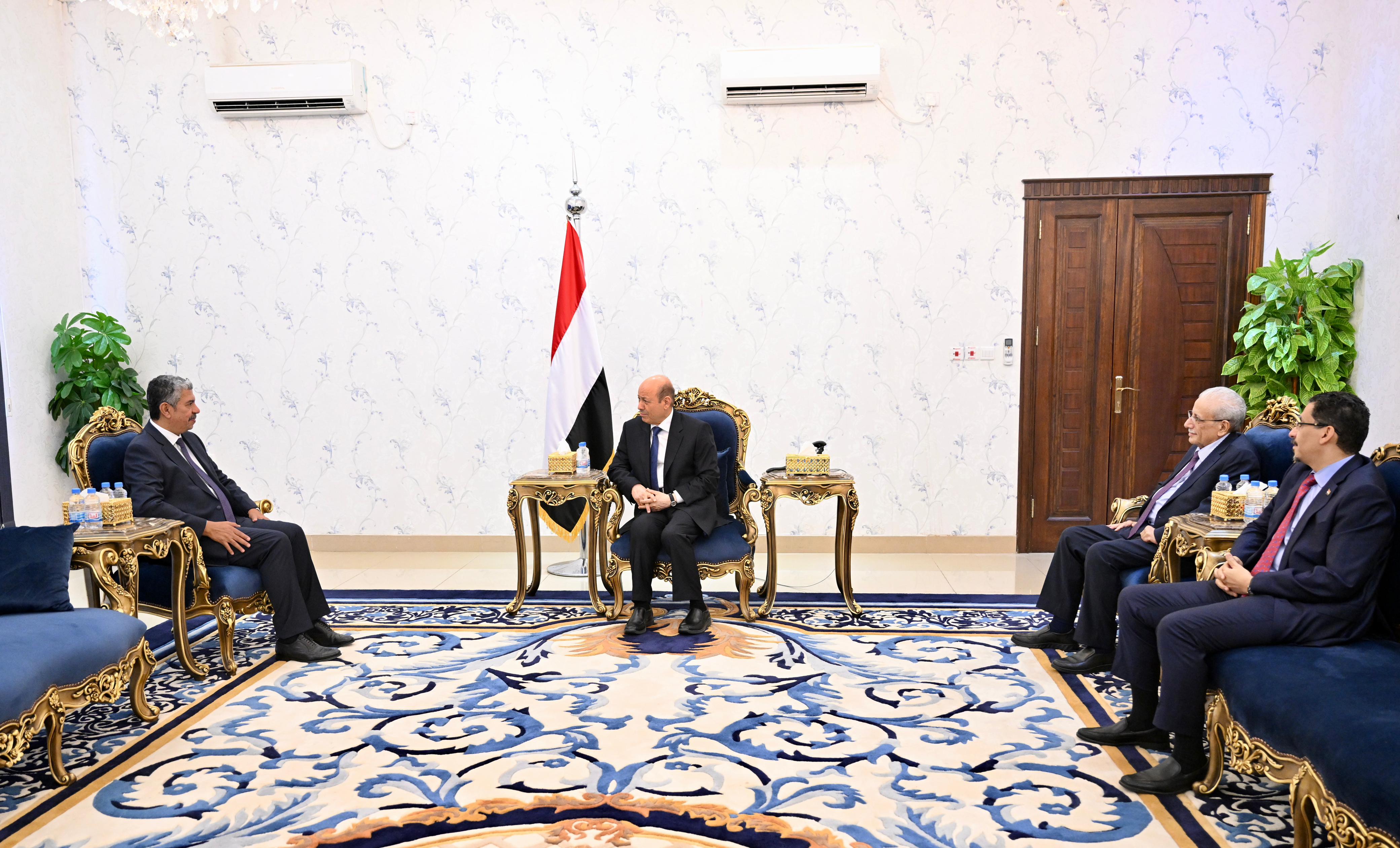 سفير اليمن لدى جمهورية مصر العربية يؤدي اليمين الدستورية امام رئيس مجلس القيادة الرئاسي 1 نوفمبر 2023