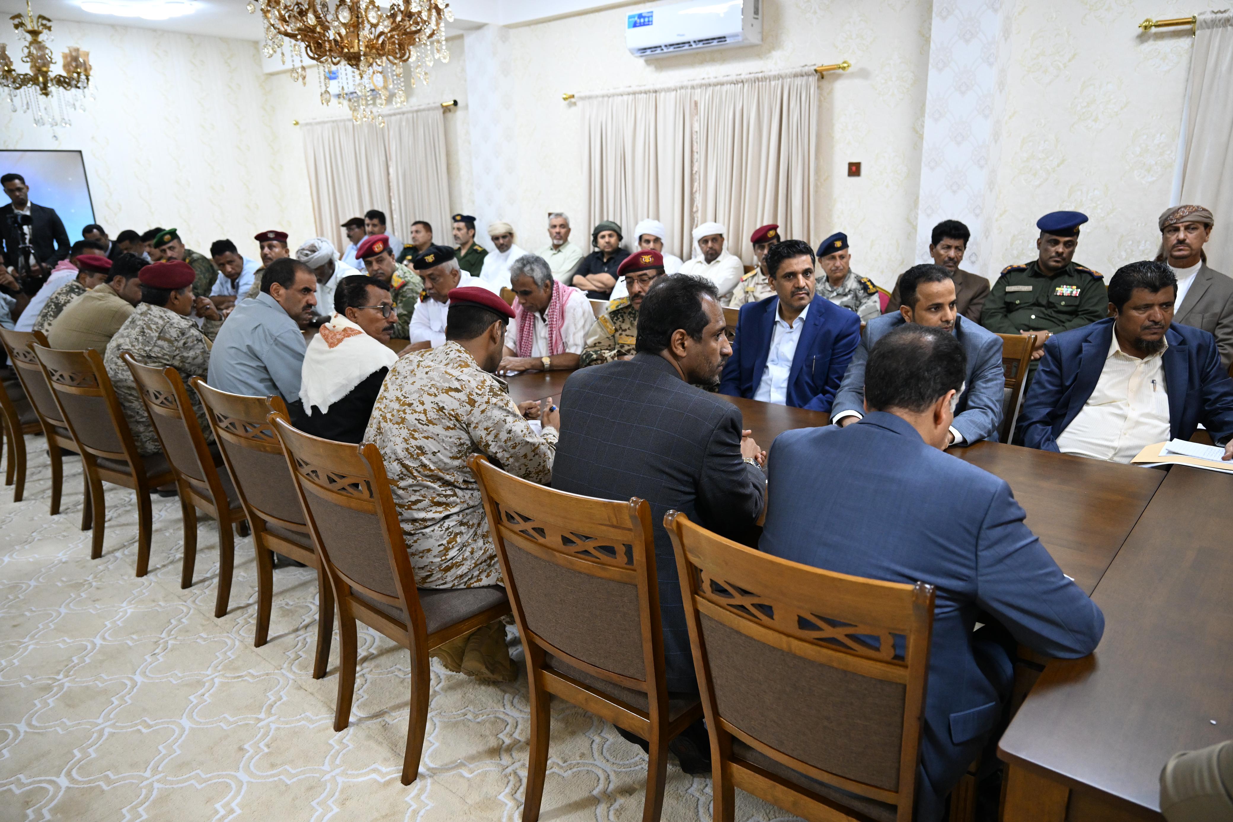 رئيس مجلس القيادة الرئاسي يعقد اجتماعا بقيادة السلطة المحلية والمكتب التنفيذي لمحافظة المهرة 22 أكتوبر 2023