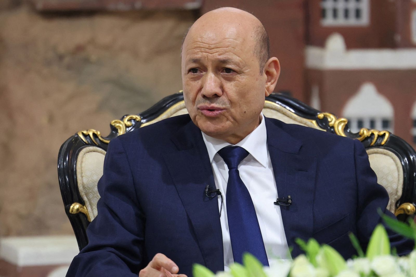 رجل في الأزمة... من هو رشاد العليمي؟ شخصية غير صاخبة في بلدٍ اعتاد القادة فيه على الأصوات العالية