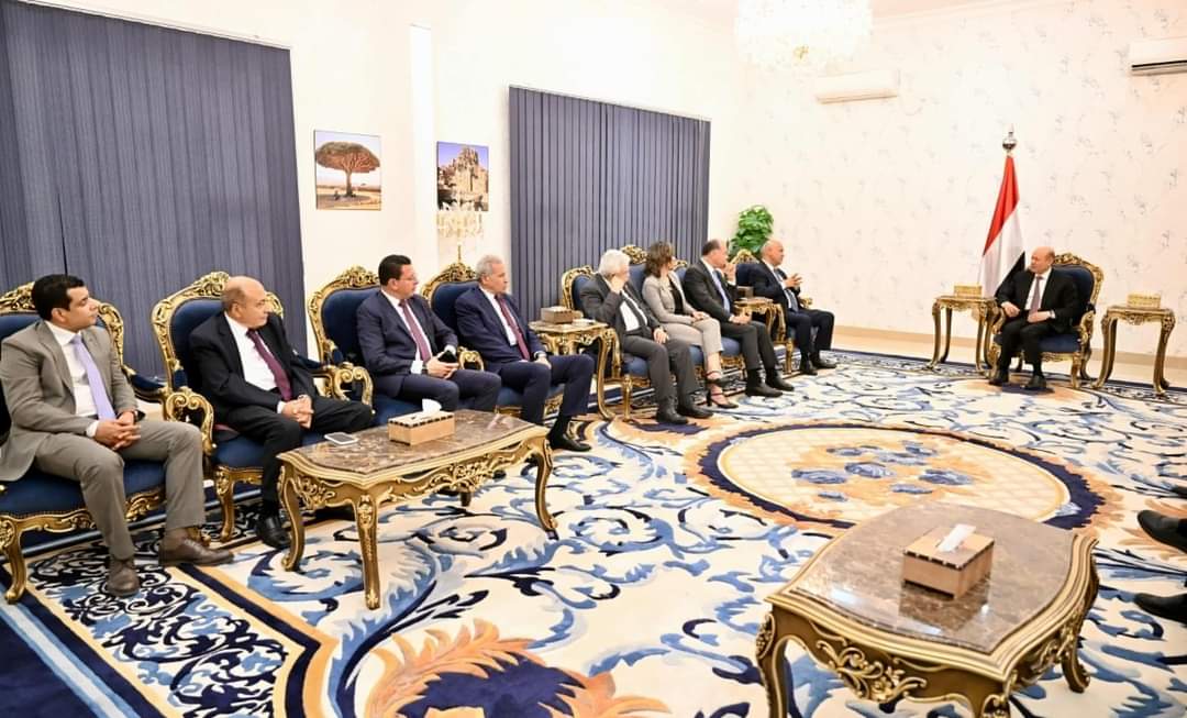 رئيس مجلس القيادة يستقبل وفدا برلمانيا واعلاميا مصريا
