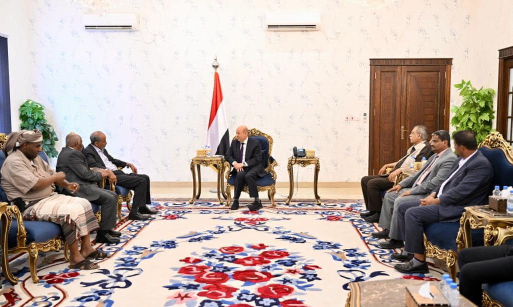 رئيس مجلس القيادة الرئاسي يستقبل اللواءين محمود الصبيحي وفيصل رجب