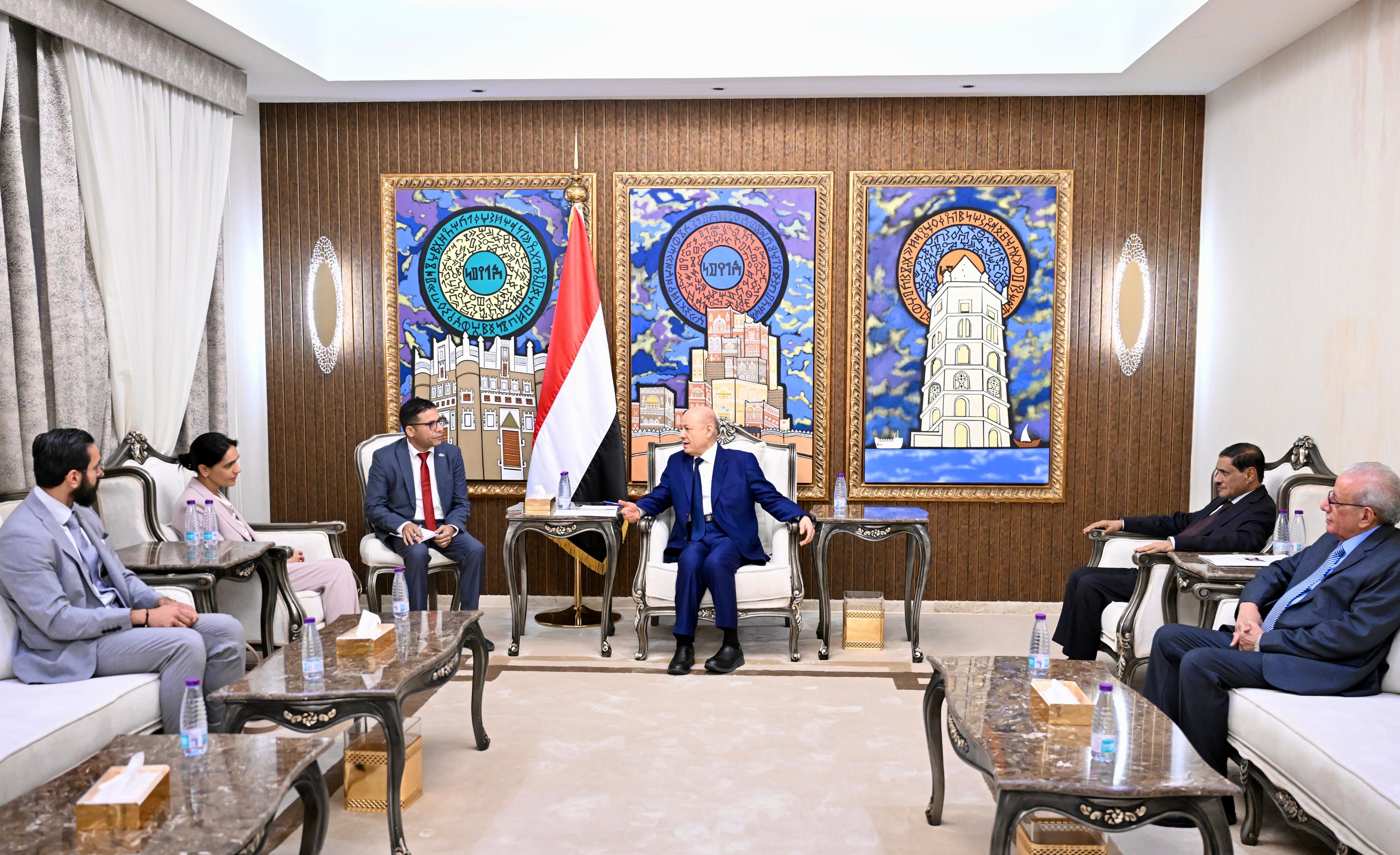 رئيس مجلس القيادة يؤكد أهمية مضاعفة الضغوط الدولية لتقويض اقتصاد الحرب