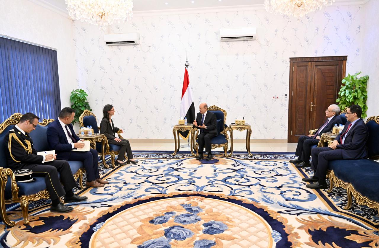 رئيس مجلس القيادة الرئاسي يتسلم اوراق اعتماد سفير المملكة المتحدة  1 نوفمبر 2023