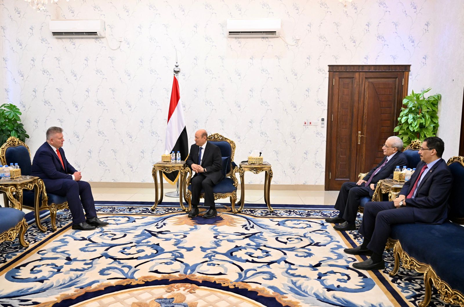 رئيس مجلس القيادة الرئاسي يتسلم اوراق اعتماد سفير بولندا لدى بلادنا 1 نوفمبر 2023