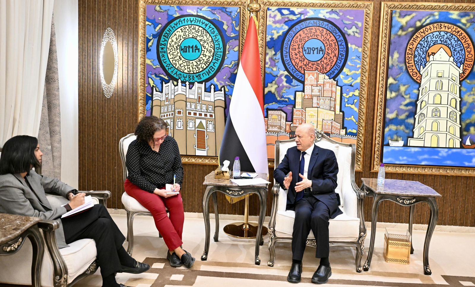 رئيس مجلس القيادة يشيد بالموقف الأوروبي الداعم للمركز القانوني للدولة وجهود خفض التصعيد وحماية المدنيين