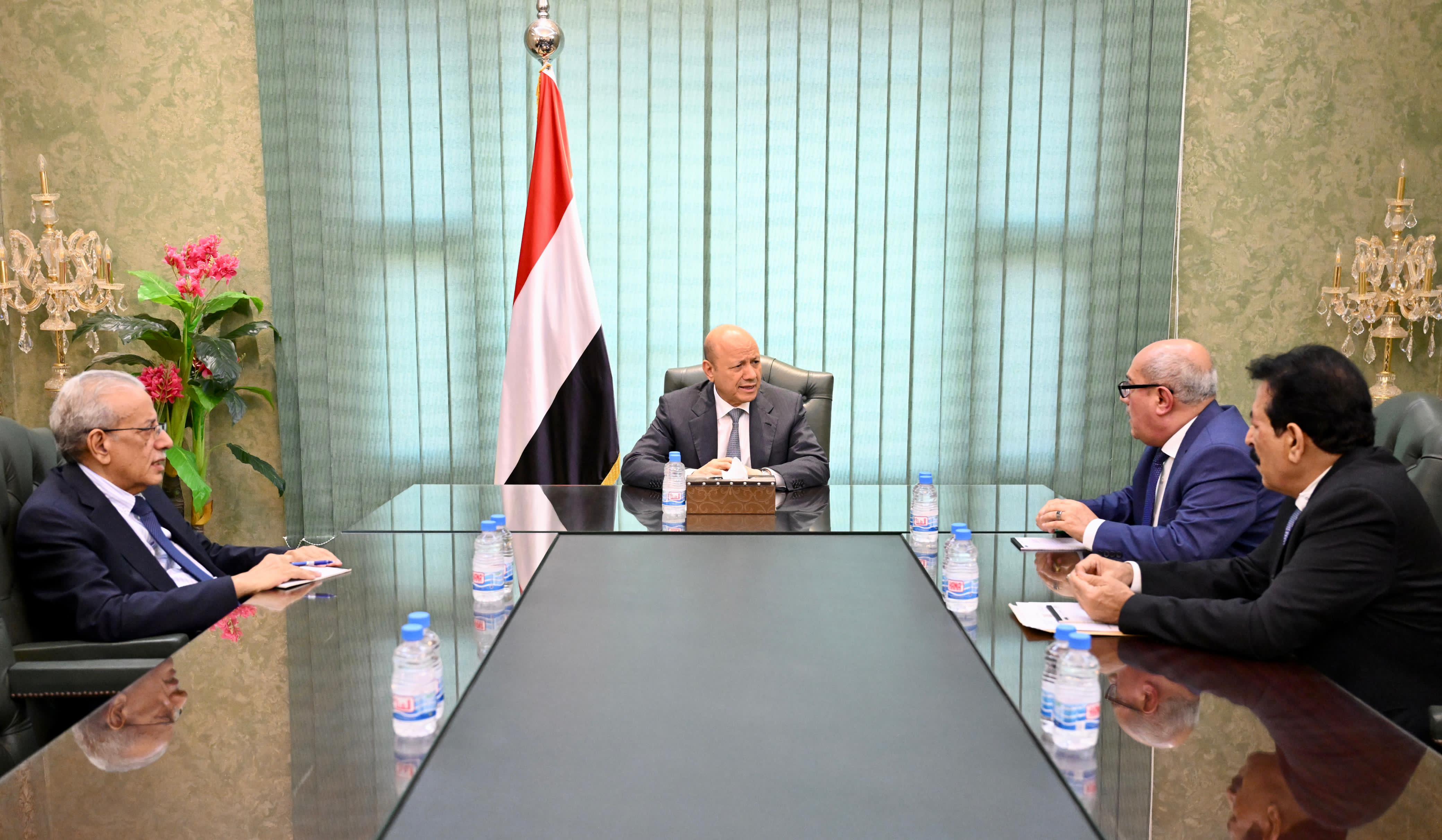 رئيس مجلس القيادة الرئاسي يجتمع بوزير الادارة المحلية ومحافظ الجوف 8 نوفمبر 2023