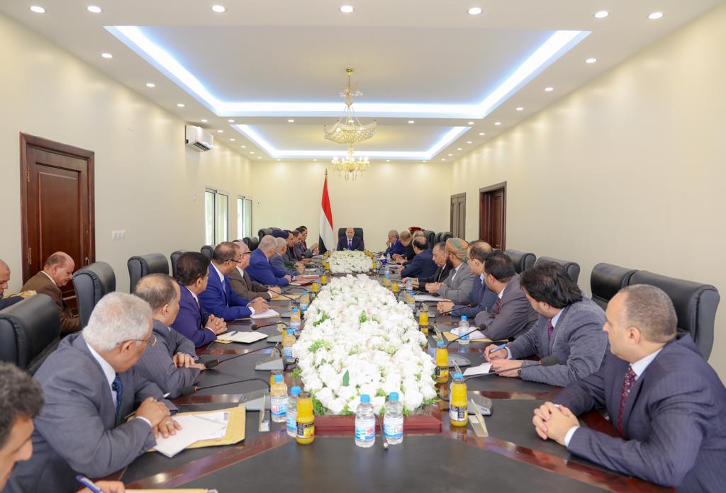 رئيس مجلس القيادة الرئاسي يرأس جانبا من اجتماع مجلس الوزراء 1 نوفمبر 2023