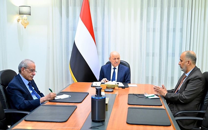 رئيس مجلس القيادة يجتمع بلجنة إدارة الأزمات لتدارس سبل الاستجابة للتطورات في المنطقة