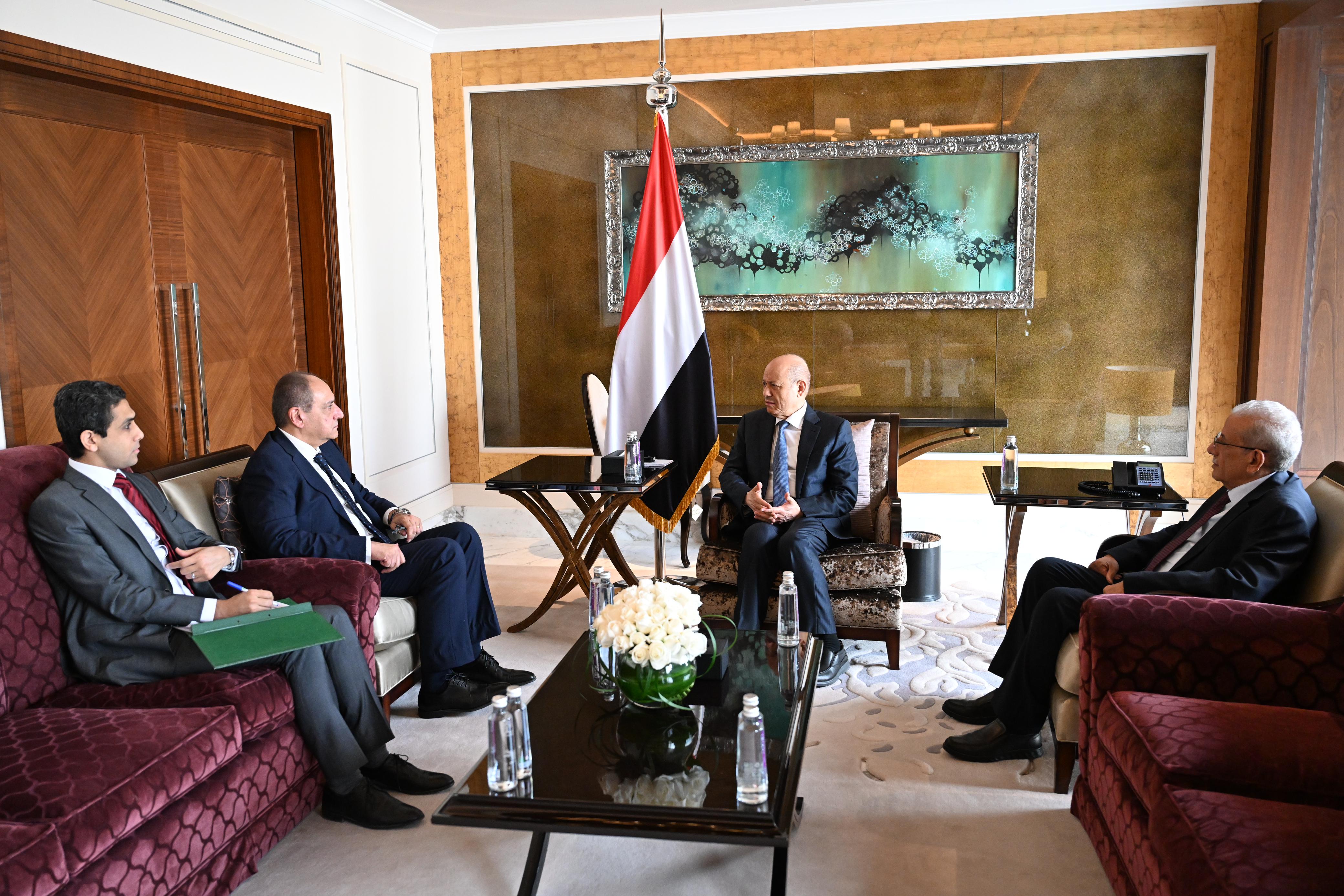 رئيس مجلس القيادة الرئاسي يستقبل السفير المصري  23 نوفمبر 2023