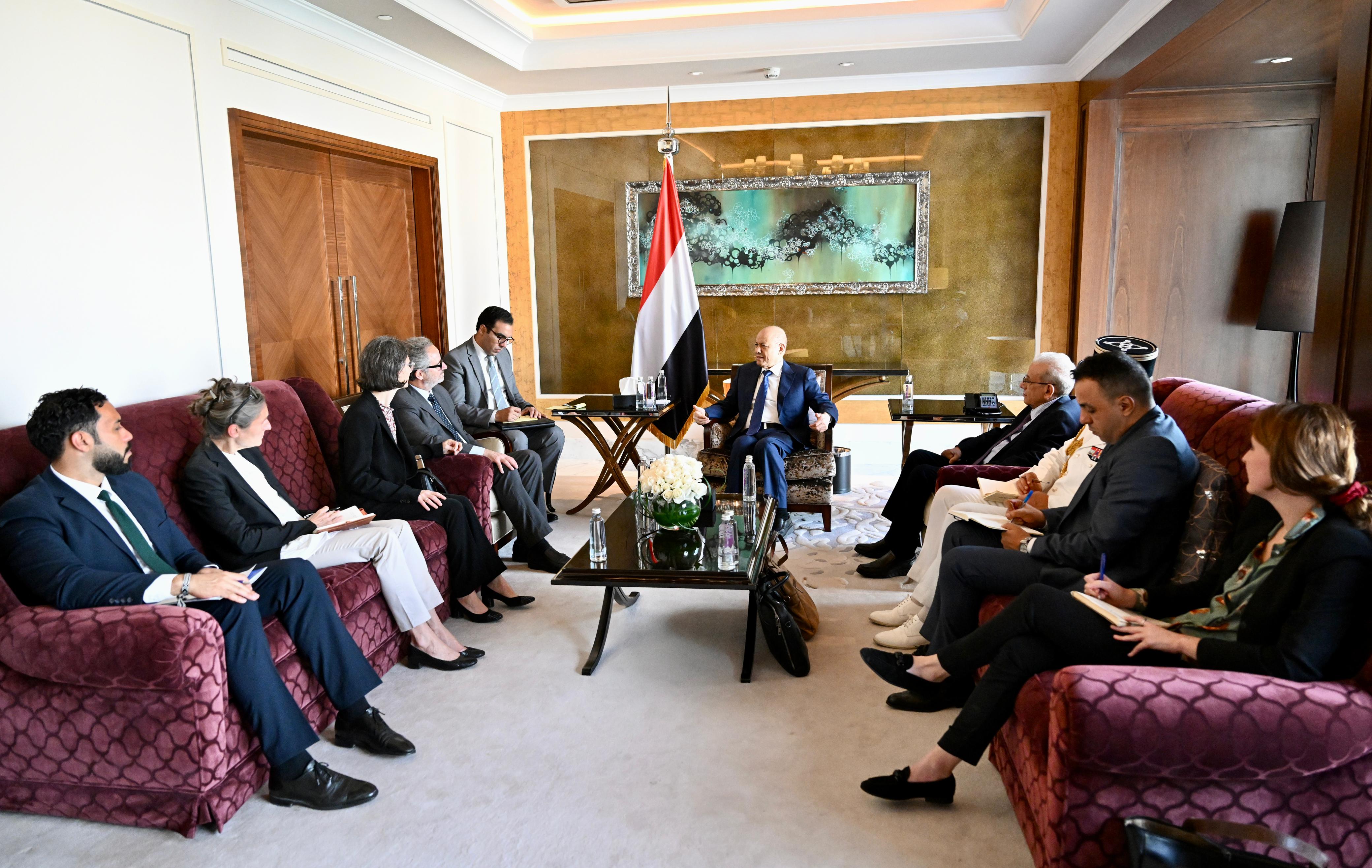 رئيس مجلس القيادة يستقبل رئيس بعثة الاتحاد الاوروبي وسفيرتي الجمهورية الفرنسية ومملكة هولندا 22 نوفمبر 2023